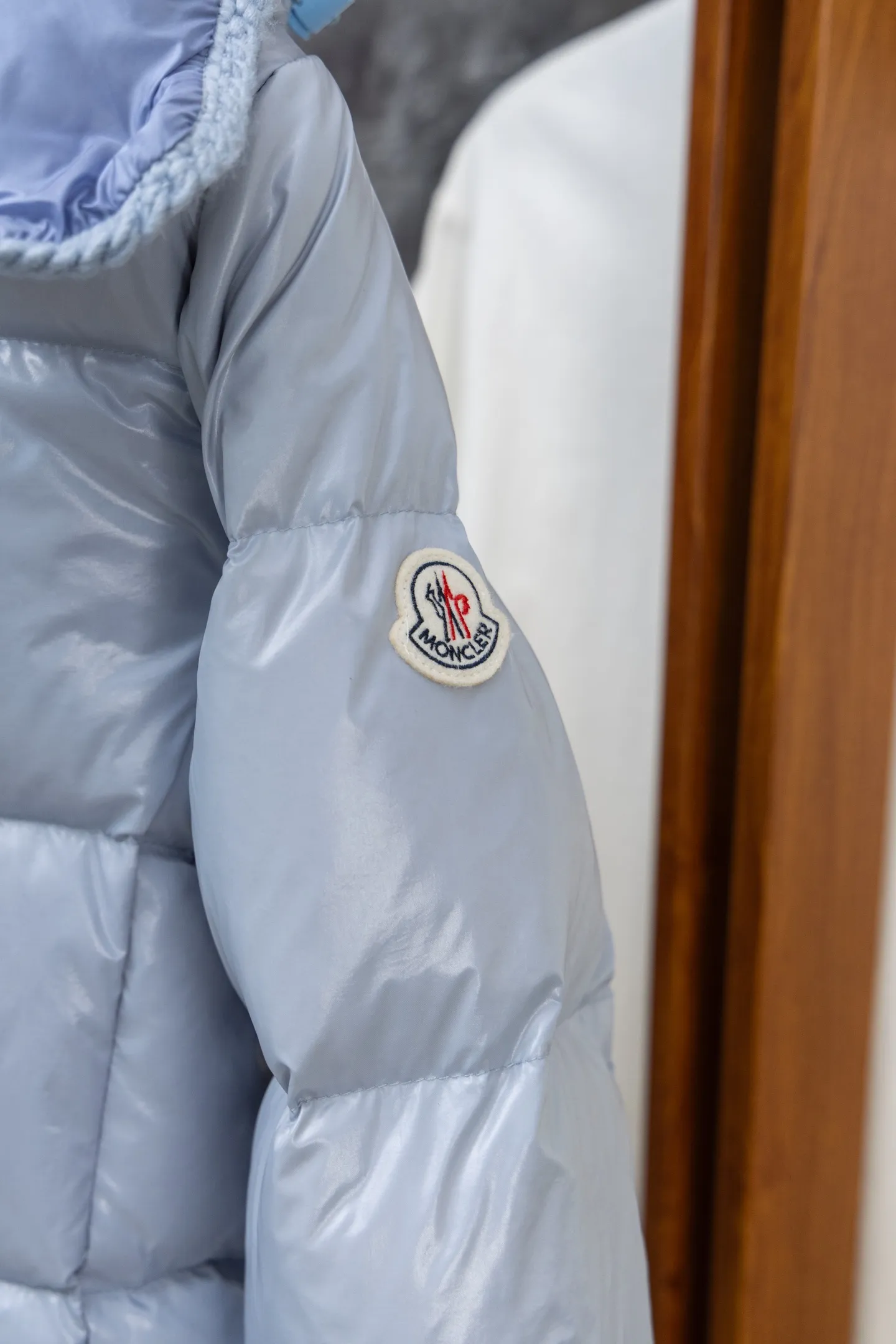 P900 Model No. J0177 MONCLER 25 high-definition woven hooded short down jacket. Uses 340 grams of down filling. Clear threading. Uses 10,000-needle embroidery. Original order customization 1:1 with smooth and delicate lines. Better texture. Not easy to deform, not easy to shrink, not easy to fade. Maintains long-lasting beauty. Color: Black, Milky White, Haze Blue, Size S-XL