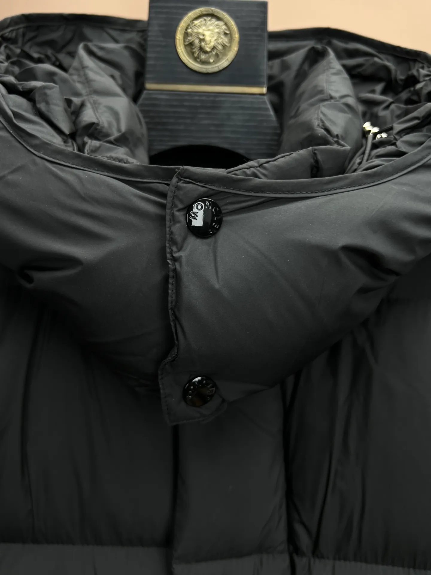 P920 Moncler Hanoverian line (matte matte) long men's. 850+ fill power, this Hanoverian men's long down combines Moncler's classic aesthetics, excellent performance and protective features. Hanoverian long down is made of longue saison fabric and is designed with practical details to provide both warmth and protection. As a Moncler classic, this model features a detachable hood and a front zipper placket that covers the windshield, significantly improving its protective performance. Details Made of longue saison fabric Longue saison lining Filled with down Removable hood Zipper and snap fastening Zippered pockets Patch pockets on sleeves Adjustable cuffs Drawstring hem Size: 0-4 (couple size)