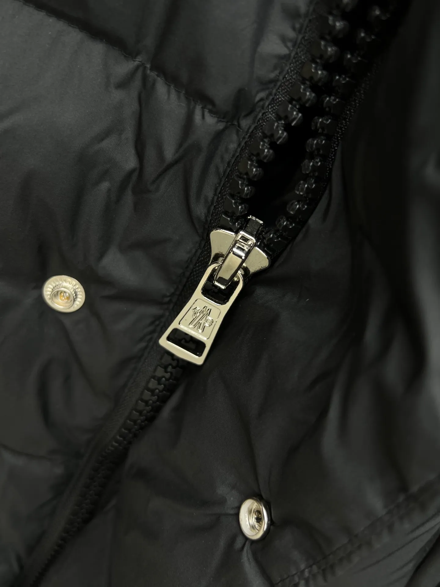 P920 Moncler Hanoverian line (matte matte) long men's. 850+ fill power, this Hanoverian men's long down combines Moncler's classic aesthetics, excellent performance and protective features. Hanoverian long down is made of longue saison fabric and is designed with practical details to provide both warmth and protection. As a Moncler classic, this model features a detachable hood and a front zipper placket that covers the windshield, significantly improving its protective performance. Details Made of longue saison fabric Longue saison lining Filled with down Removable hood Zipper and snap fastening Zippered pockets Patch pockets on sleeves Adjustable cuffs Drawstring hem Size: 0-4 (couple size)