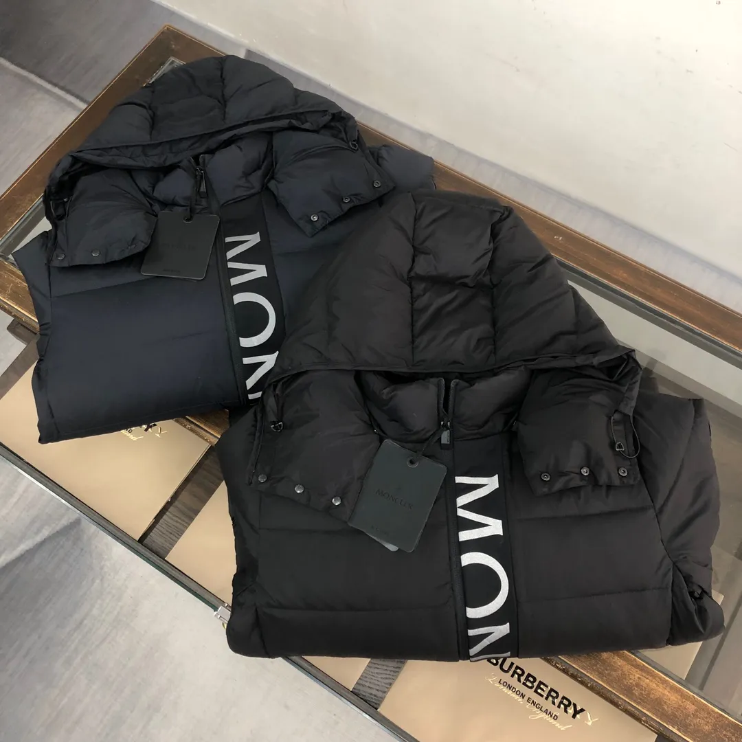 P820 𝗠𝗼𝗻𝗰𝗹𝗲𝗿 Mouth covering 2024 latest Ume Black Label Black Samurai/Short Down Jacket (hat is removable), available simultaneously on the official website🛒 👀The overall look is very high-end, especially light and warm, easy to move, light down jacket, short style can show off the charm of a neat figure👍 The hood design helps to improve the cold protection of the neck. It uses high-quality down with outstanding thermal insulation effect. ⚠️The down content is as high as 90% white goose down, which achieves good warmth retention. It has good fluffiness and is lighter and lighter. There is no sense of oppression when worn on the body. The loose version covers the flesh and makes you look slimmer. 👏🏻Refuse to be bloated and lively when going out on the street. It allows the down jacket to break out of the conventional style and create a comfortable aesthetic. It is simple and fashionable and very practical. The upper body effect is natural, casual and comfortable~ ❗️Customized special fabrics, vacuum filled down, exquisite craftsmanship, strict prevention of down drilling, vacuum filling technology, increased air compartment, maintaining the original softness, elasticity and feel of down. Anti-drilling design Code number: 1-2-3-4-5 (M～3XL)