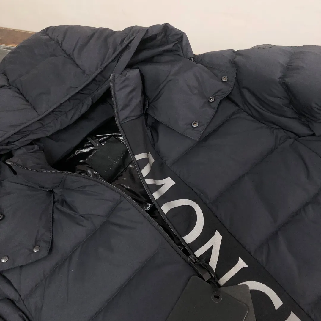 P820 𝗠𝗼𝗻𝗰𝗹𝗲𝗿 Mouth covering 2024 latest Ume Black Label Black Samurai/Short Down Jacket (hat is removable), available simultaneously on the official website🛒 👀The overall look is very high-end, especially light and warm, easy to move, light down jacket, short style can show off the charm of a neat figure👍 The hood design helps to improve the cold protection of the neck. It uses high-quality down with outstanding thermal insulation effect. ⚠️The down content is as high as 90% white goose down, which achieves good warmth retention. It has good fluffiness and is lighter and lighter. There is no sense of oppression when worn on the body. The loose version covers the flesh and makes you look slimmer. 👏🏻Refuse to be bloated and lively when going out on the street. It allows the down jacket to break out of the conventional style and create a comfortable aesthetic. It is simple and fashionable and very practical. The upper body effect is natural, casual and comfortable~ ❗️Customized special fabrics, vacuum filled down, exquisite craftsmanship, strict prevention of down drilling, vacuum filling technology, increased air compartment, maintaining the original softness, elasticity and feel of down. Anti-drilling design Code number: 1-2-3-4-5 (M～3XL)