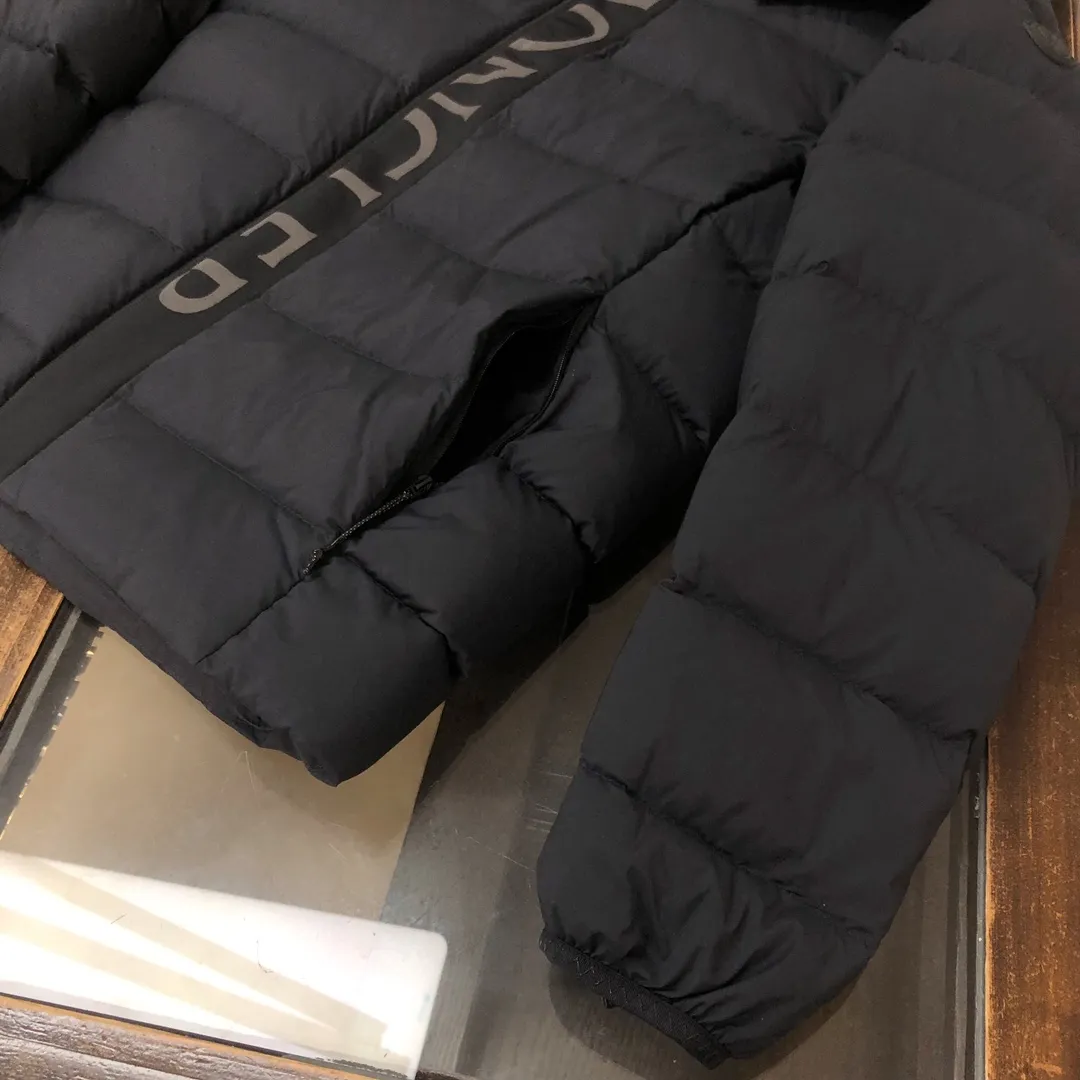 P820 𝗠𝗼𝗻𝗰𝗹𝗲𝗿 Mouth covering 2024 latest Ume Black Label Black Samurai/Short Down Jacket (hat is removable), available simultaneously on the official website🛒 👀The overall look is very high-end, especially light and warm, easy to move, light down jacket, short style can show off the charm of a neat figure👍 The hood design helps to improve the cold protection of the neck. It uses high-quality down with outstanding thermal insulation effect. ⚠️The down content is as high as 90% white goose down, which achieves good warmth retention. It has good fluffiness and is lighter and lighter. There is no sense of oppression when worn on the body. The loose version covers the flesh and makes you look slimmer. 👏🏻Refuse to be bloated and lively when going out on the street. It allows the down jacket to break out of the conventional style and create a comfortable aesthetic. It is simple and fashionable and very practical. The upper body effect is natural, casual and comfortable~ ❗️Customized special fabrics, vacuum filled down, exquisite craftsmanship, strict prevention of down drilling, vacuum filling technology, increased air compartment, maintaining the original softness, elasticity and feel of down. Anti-drilling design Code number: 1-2-3-4-5 (M～3XL)