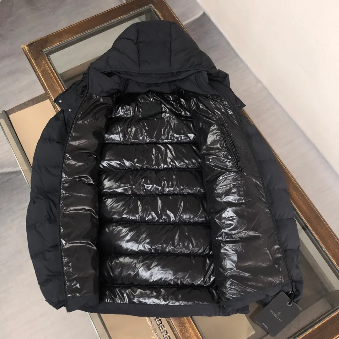 P820 𝗠𝗼𝗻𝗰𝗹𝗲𝗿 Mouth covering 2024 latest Ume Black Label Black Samurai/Short Down Jacket (hat is removable), available simultaneously on the official website🛒 👀The overall look is very high-end, especially light and warm, easy to move, light down jacket, short style can show off the charm of a neat figure👍 The hood design helps to improve the cold protection of the neck. It uses high-quality down with outstanding thermal insulation effect. ⚠️The down content is as high as 90% white goose down, which achieves good warmth retention. It has good fluffiness and is lighter and lighter. There is no sense of oppression when worn on the body. The loose version covers the flesh and makes you look slimmer. 👏🏻Refuse to be bloated and lively when going out on the street. It allows the down jacket to break out of the conventional style and create a comfortable aesthetic. It is simple and fashionable and very practical. The upper body effect is natural, casual and comfortable~ ❗️Customized special fabrics, vacuum filled down, exquisite craftsmanship, strict prevention of down drilling, vacuum filling technology, increased air compartment, maintaining the original softness, elasticity and feel of down. Anti-drilling design Code number: 1-2-3-4-5 (M～3XL)
