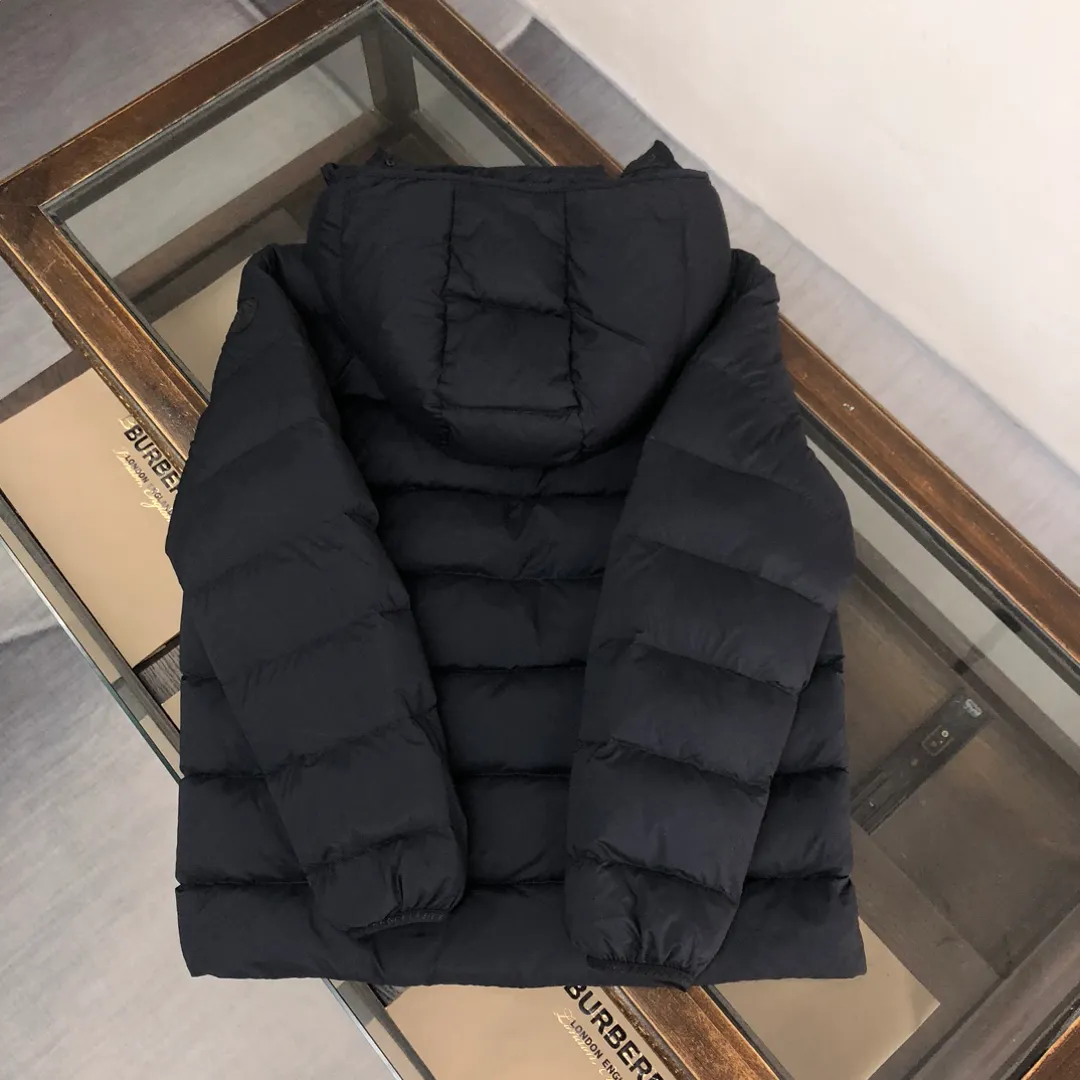 P820 𝗠𝗼𝗻𝗰𝗹𝗲𝗿 Mouth covering 2024 latest Ume Black Label Black Samurai/Short Down Jacket (hat is removable), available simultaneously on the official website🛒 👀The overall look is very high-end, especially light and warm, easy to move, light down jacket, short style can show off the charm of a neat figure👍 The hood design helps to improve the cold protection of the neck. It uses high-quality down with outstanding thermal insulation effect. ⚠️The down content is as high as 90% white goose down, which achieves good warmth retention. It has good fluffiness and is lighter and lighter. There is no sense of oppression when worn on the body. The loose version covers the flesh and makes you look slimmer. 👏🏻Refuse to be bloated and lively when going out on the street. It allows the down jacket to break out of the conventional style and create a comfortable aesthetic. It is simple and fashionable and very practical. The upper body effect is natural, casual and comfortable~ ❗️Customized special fabrics, vacuum filled down, exquisite craftsmanship, strict prevention of down drilling, vacuum filling technology, increased air compartment, maintaining the original softness, elasticity and feel of down. Anti-drilling design Code number: 1-2-3-4-5 (M～3XL)