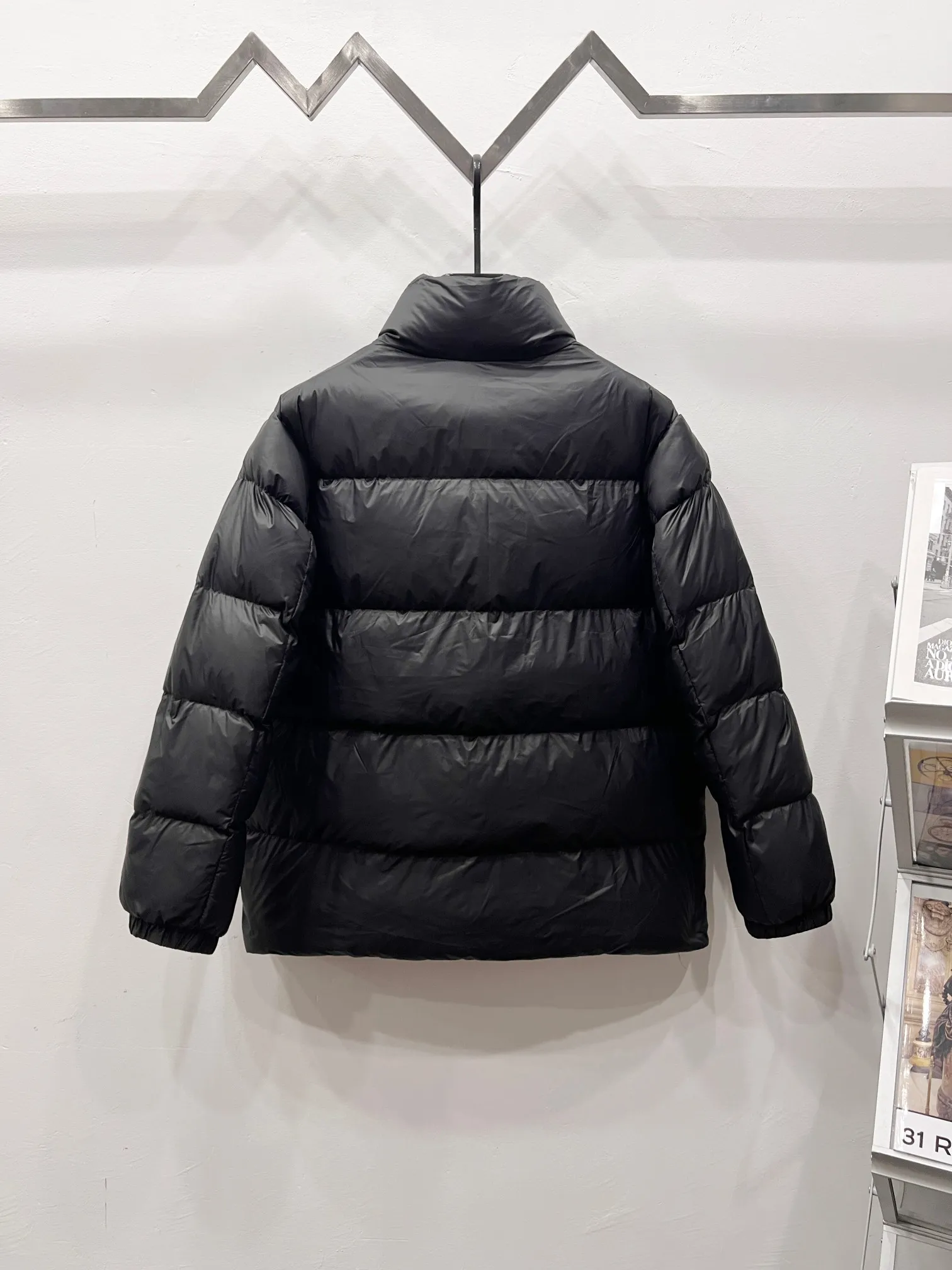 P610 Style number: (B021) Moncler0 2025 autumn and winter men's short business loose light goose down jacket. Genuine leather with down, filled with down, stand-up collar with genuine leather, zipper opening and zipper pocket. Size M L XL XXL Color Black