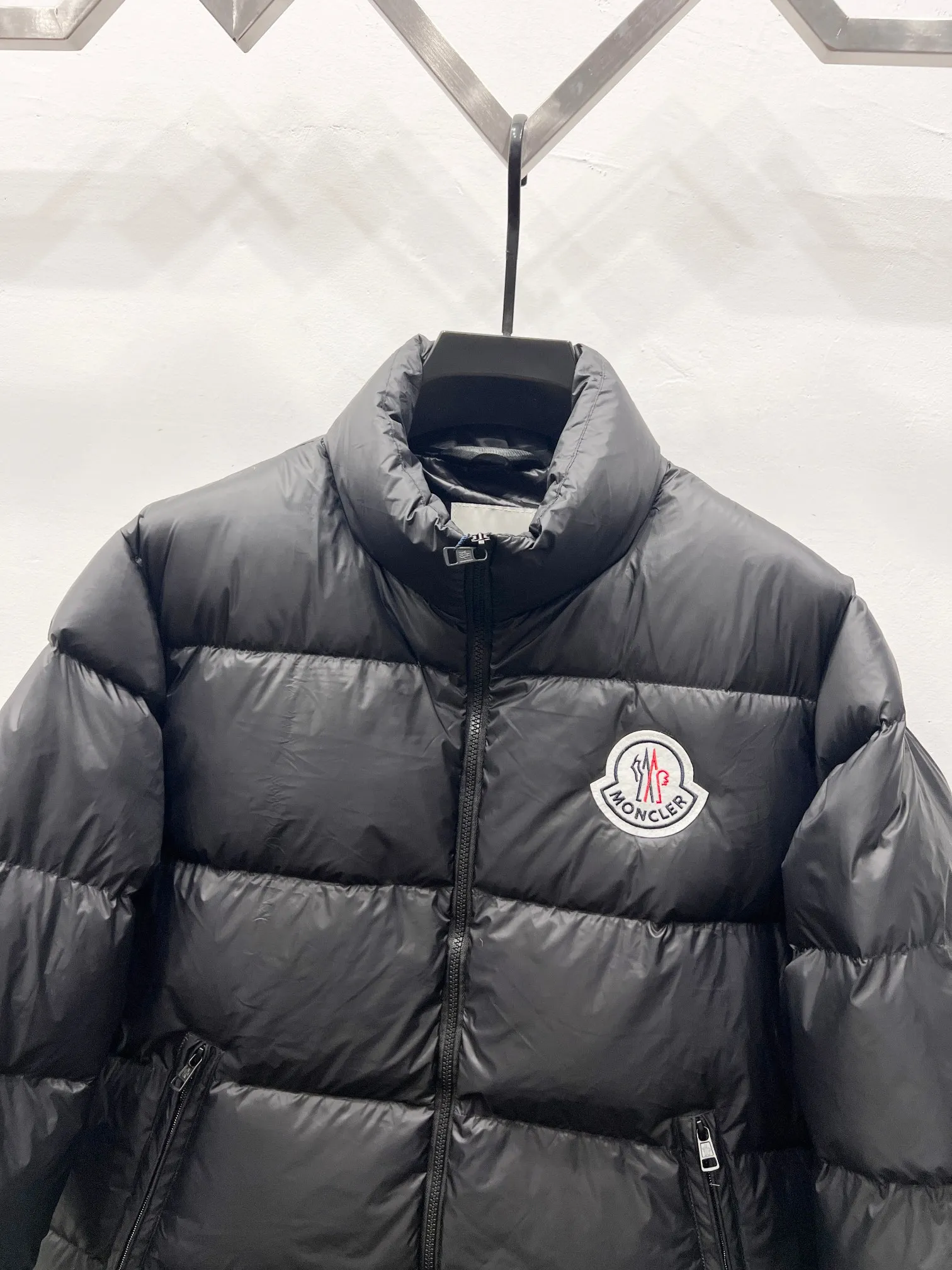 P610 Style number: (B021) Moncler0 2025 autumn and winter men's short business loose light goose down jacket. Genuine leather with down, filled with down, stand-up collar with genuine leather, zipper opening and zipper pocket. Size M L XL XXL Color Black