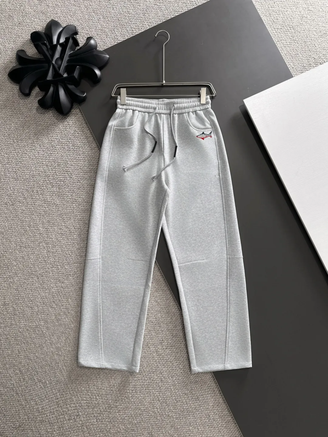 Shipped in 2-3 days P360 MONCLER/Mongolian Exclusive first release of 25ss autumn and winter new high-quality trousers Compare real-life details at will A perfect choice for autumn and winter, a must-have item. Sizes: M to 3XL (please state your height and weight when placing an order)