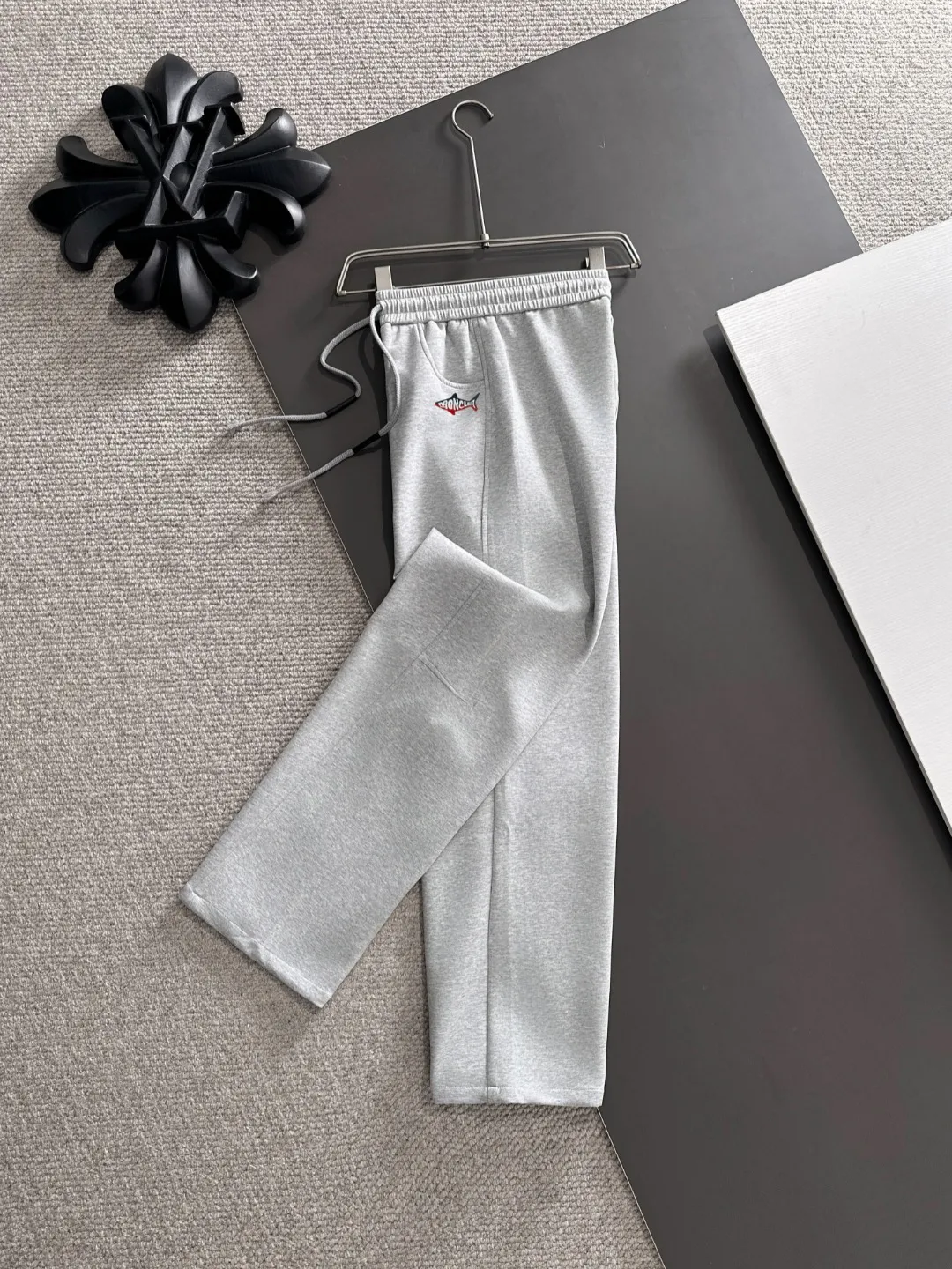 Shipped in 2-3 days P360 MONCLER/Mongolian Exclusive first release of 25ss autumn and winter new high-quality trousers Compare real-life details at will A perfect choice for autumn and winter, a must-have item. Sizes: M to 3XL (please state your height and weight when placing an order)