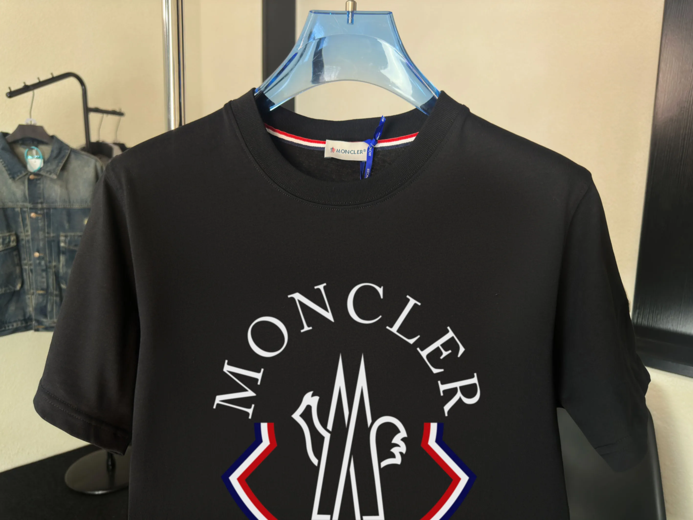 P140 💰Upgraded version "Mobile phone smart sensor ~ NFC chip armband ~ direct access to the official website for anti-counterfeiting" "Moncler ~ Mouth Mouth" 2025 new high-quality round neck short-sleeved T-shirt. The cuffs have imported embroidered labels. Customized dyeing, very comfortable to touch. Super versatile and good-looking short-sleeved. Complete with three labels. Non-market ordinary version. Feel free to compare. Quality is absolutely guaranteed! ‼ First of all, this original fabric is all custom-woven with 32-count double yarn fabric, 250G, and the weight is the same‼ Fine workmanship, double waistcoat method, double waistcoat method, double waistcoat method makes the whole dress more three-dimensional, which is not a craft that ordinary T-shirts can achieve🤪 Size: S-M-L-XL-2XL Color: black, white, apricot, same style for men and women