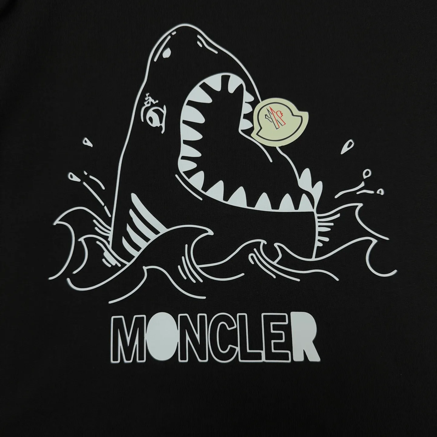 P170 A229 (Long-term replenishment, arrival the next day) MONCLER/Mask color block letter LOGO round neck short-sleeved T-shirt, exclusive first launch high-definition The fabric is made of 300 grams of heavyweight pure cotton, customized with 32 counts of double thread, and washed twice for ready-to-wear. The fabric is comfortable and skin-friendly. It is custom-dyed fabric with high textile density and good drape. It is not easy to deform or shrink. The thick texture and compact spinning process will not affect the breathability of the fabric. The color saturation is very high. Imported Tajima embroidery technology has a good upper body effect. It is a versatile and good-looking short sleeve. The loose version covers the flesh and makes you slim. Size: S~XL Color: white black