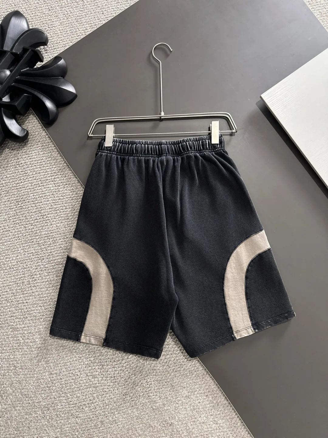 Next day shipment P300 High quality MONCLER/muzzle 2025 spring and summer new style high-definition elastic band casual solid color loose shorts, made with machines imported from Italy. The hem of the trousers is stitched with two needles. The stitching is fine and firm. The fabric is customized at the counter and has high breathability and comfort. The details are impeccable. The brand element design concept reflects high quality. It feels delicate and soft! It presents a casual cut and the upper body shape is great! Size: S-XXL