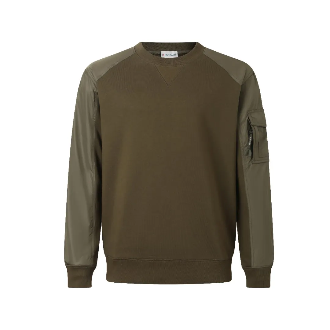 P400 Moncler logo patch pocket patchwork sweatshirt. Customized soft velvet cotton blend warm core material and tough nylon high-density woven material. Smooth and delicate, comfortable and close to the skin. It is based on a deep black curtain. The chest is quietly painted with a triangular world. The iconic Moncler logo embroidered logo decorates the sleeves. It is integrated with nylon fabric to embellish the square silhouette. Cross-disciplinary aesthetic grafting. Exquisite small pocket design reveals a flexible and relaxed beauty. Deconstruct the attitude of the modern gentleman and show his taste in silence. Process 1: Needle and shuttle stitching technology can make full use of the respective advantages of knitted fabrics and woven fabrics. By choosing the appropriate sewing process and stitches, the splicing parts can be ensured to be strong and beautiful. Process 2: Template machine bag opening. The preset template guides the position, shape and size of the bag opening. The accuracy ensures the quality of the bag opening effect. Process 3: The fabrics are washed and have a better hand texture. It is not easy to deform and shrink. Not easy to fade and maintain long-term beauty. Fit: Loose fit. Size: S M L XL. Only green. Style number: D-231