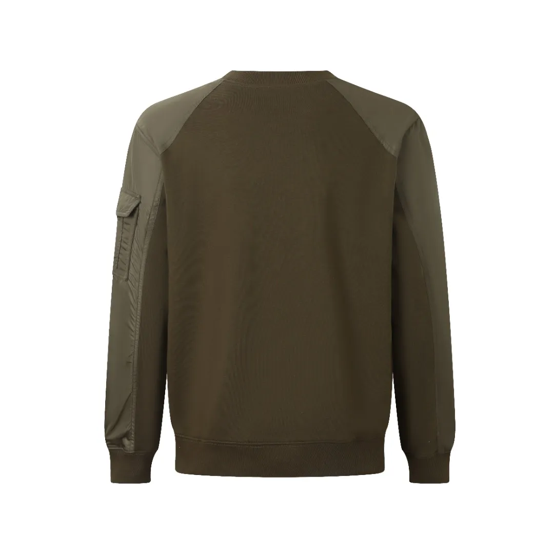 P400 Moncler logo patch pocket patchwork sweatshirt. Customized soft velvet cotton blend warm core material and tough nylon high-density woven material. Smooth and delicate, comfortable and close to the skin. It is based on a deep black curtain. The chest is quietly painted with a triangular world. The iconic Moncler logo embroidered logo decorates the sleeves. It is integrated with nylon fabric to embellish the square silhouette. Cross-disciplinary aesthetic grafting. Exquisite small pocket design reveals a flexible and relaxed beauty. Deconstruct the attitude of the modern gentleman and show his taste in silence. Process 1: Needle and shuttle stitching technology can make full use of the respective advantages of knitted fabrics and woven fabrics. By choosing the appropriate sewing process and stitches, the splicing parts can be ensured to be strong and beautiful. Process 2: Template machine bag opening. The preset template guides the position, shape and size of the bag opening. The accuracy ensures the quality of the bag opening effect. Process 3: The fabrics are washed and have a better hand texture. It is not easy to deform and shrink. Not easy to fade and maintain long-term beauty. Fit: Loose fit. Size: S M L XL. Only green. Style number: D-231