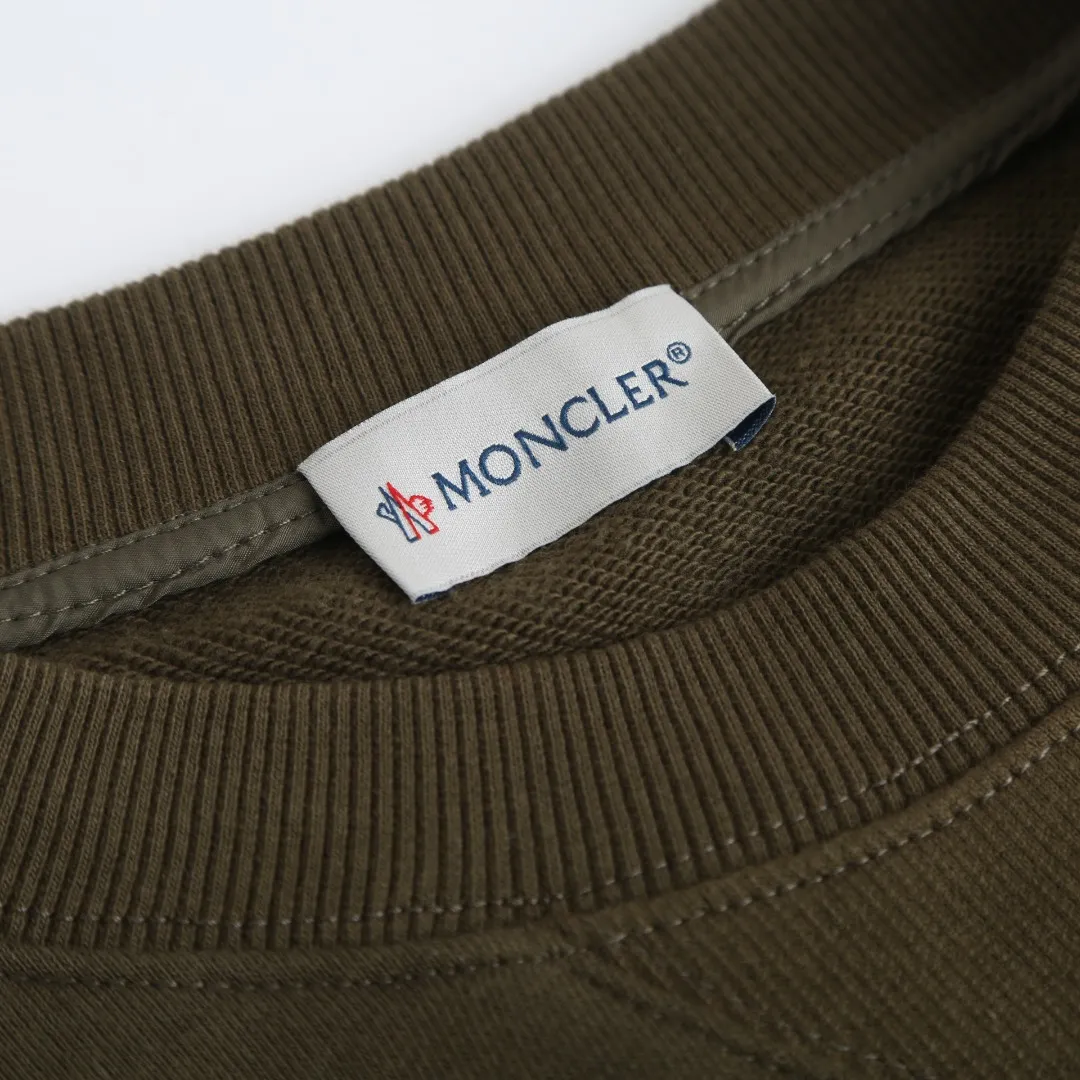 P400 Moncler logo patch pocket patchwork sweatshirt. Customized soft velvet cotton blend warm core material and tough nylon high-density woven material. Smooth and delicate, comfortable and close to the skin. It is based on a deep black curtain. The chest is quietly painted with a triangular world. The iconic Moncler logo embroidered logo decorates the sleeves. It is integrated with nylon fabric to embellish the square silhouette. Cross-disciplinary aesthetic grafting. Exquisite small pocket design reveals a flexible and relaxed beauty. Deconstruct the attitude of the modern gentleman and show his taste in silence. Process 1: Needle and shuttle stitching technology can make full use of the respective advantages of knitted fabrics and woven fabrics. By choosing the appropriate sewing process and stitches, the splicing parts can be ensured to be strong and beautiful. Process 2: Template machine bag opening. The preset template guides the position, shape and size of the bag opening. The accuracy ensures the quality of the bag opening effect. Process 3: The fabrics are washed and have a better hand texture. It is not easy to deform and shrink. Not easy to fade and maintain long-term beauty. Fit: Loose fit. Size: S M L XL. Only green. Style number: D-231