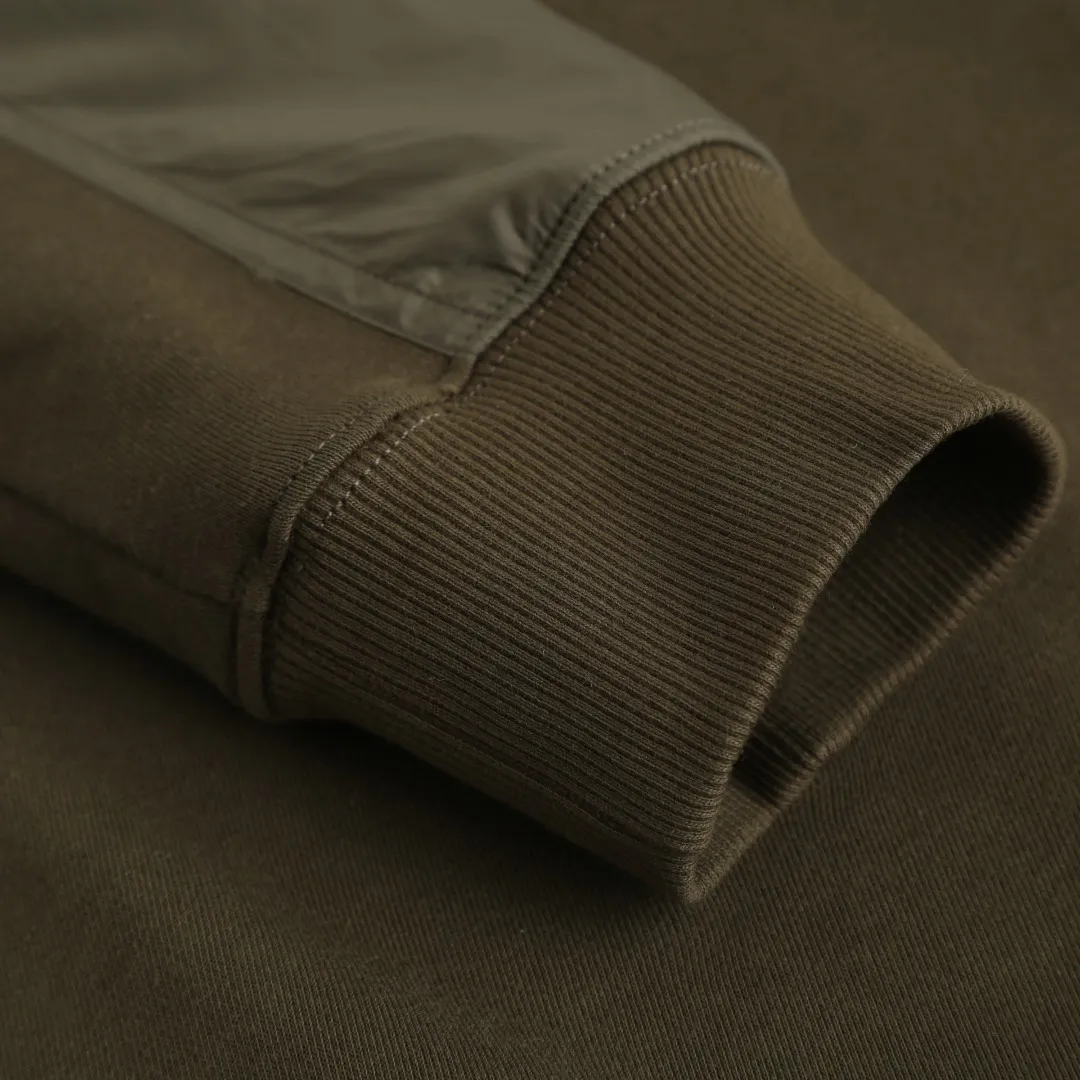 P400 Moncler logo patch pocket patchwork sweatshirt. Customized soft velvet cotton blend warm core material and tough nylon high-density woven material. Smooth and delicate, comfortable and close to the skin. It is based on a deep black curtain. The chest is quietly painted with a triangular world. The iconic Moncler logo embroidered logo decorates the sleeves. It is integrated with nylon fabric to embellish the square silhouette. Cross-disciplinary aesthetic grafting. Exquisite small pocket design reveals a flexible and relaxed beauty. Deconstruct the attitude of the modern gentleman and show his taste in silence. Process 1: Needle and shuttle stitching technology can make full use of the respective advantages of knitted fabrics and woven fabrics. By choosing the appropriate sewing process and stitches, the splicing parts can be ensured to be strong and beautiful. Process 2: Template machine bag opening. The preset template guides the position, shape and size of the bag opening. The accuracy ensures the quality of the bag opening effect. Process 3: The fabrics are washed and have a better hand texture. It is not easy to deform and shrink. Not easy to fade and maintain long-term beauty. Fit: Loose fit. Size: S M L XL. Only green. Style number: D-231