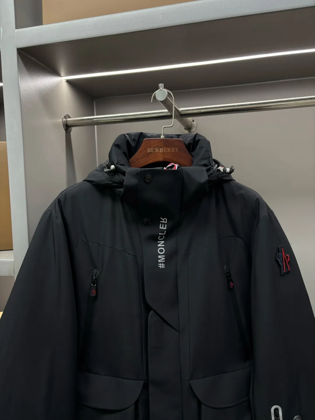 P1160 Moncler men's outdoor casual hooded down jacket. High-end and light luxury fashion style, practical and versatile style. The upper body is light, comfortable and stylish, light and warm without being bulky. It is especially favored by men of different ages. Men's outdoor hooded down jacket is designed with classic lamination technology. It is a practical item for cold weather. It gives you the most comfortable warmth this winter. The upper body is light, warm and handsome! The outer layer of the down jacket is made of high-quality 100% nylon fabric and is filled with 90% white goose down. The down jacket provides warmth and protection without losing fashion style. The streamlined silhouette combines luxurious style and comfortable texture. The sleeve arms are classic and exquisite, like the MON logo and the scissors logo! The placket is simple and elegant, with imported YKK waterproof zippers. Intimate diagonal pockets on both sides of the body are equipped with zippers, and the hem is tightened with ribbed adjustable buckles. The down jacket is made of lightweight micro chic fabric. This hooded jacket comes in classic colors and is a practical design item that is easy to match in a man's wardrobe. Size: M-XXXL Color: Black Beige
