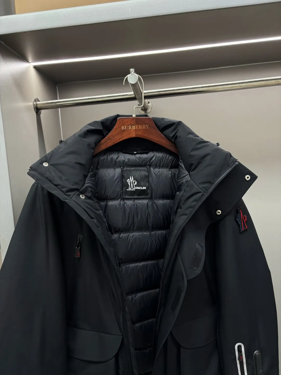 P1160 Moncler men's outdoor casual hooded down jacket. High-end and light luxury fashion style, practical and versatile style. The upper body is light, comfortable and stylish, light and warm without being bulky. It is especially favored by men of different ages. Men's outdoor hooded down jacket is designed with classic lamination technology. It is a practical item for cold weather. It gives you the most comfortable warmth this winter. The upper body is light, warm and handsome! The outer layer of the down jacket is made of high-quality 100% nylon fabric and is filled with 90% white goose down. The down jacket provides warmth and protection without losing fashion style. The streamlined silhouette combines luxurious style and comfortable texture. The sleeve arms are classic and exquisite, like the MON logo and the scissors logo! The placket is simple and elegant, with imported YKK waterproof zippers. Intimate diagonal pockets on both sides of the body are equipped with zippers, and the hem is tightened with ribbed adjustable buckles. The down jacket is made of lightweight micro chic fabric. This hooded jacket comes in classic colors and is a practical design item that is easy to match in a man's wardrobe. Size: M-XXXL Color: Black Beige