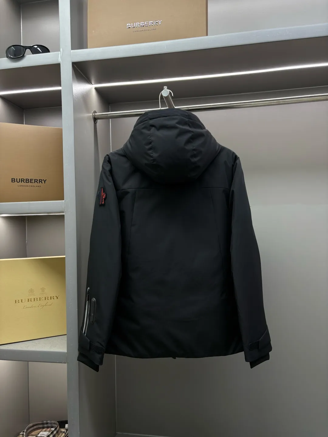P1160 Moncler men's outdoor casual hooded down jacket. High-end and light luxury fashion style, practical and versatile style. The upper body is light, comfortable and stylish, light and warm without being bulky. It is especially favored by men of different ages. Men's outdoor hooded down jacket is designed with classic lamination technology. It is a practical item for cold weather. It gives you the most comfortable warmth this winter. The upper body is light, warm and handsome! The outer layer of the down jacket is made of high-quality 100% nylon fabric and is filled with 90% white goose down. The down jacket provides warmth and protection without losing fashion style. The streamlined silhouette combines luxurious style and comfortable texture. The sleeve arms are classic and exquisite, like the MON logo and the scissors logo! The placket is simple and elegant, with imported YKK waterproof zippers. Intimate diagonal pockets on both sides of the body are equipped with zippers, and the hem is tightened with ribbed adjustable buckles. The down jacket is made of lightweight micro chic fabric. This hooded jacket comes in classic colors and is a practical design item that is easy to match in a man's wardrobe. Size: M-XXXL Color: Black Beige
