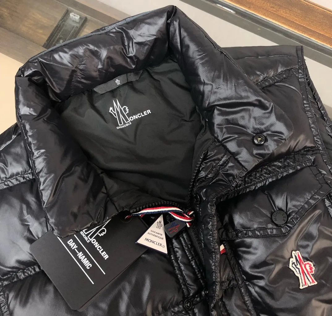 P760 Moncler Men's 2025 Autumn and Winter New Nantu Ski Series Men's Stand Collar Down Vest Vest. Wear it both outside and inside. Unlock the full-scene dressing formula and refuse to be bulky. It requires warmth and style! The Nantu ski series vest is a masterstroke for layering in winter. The stand-up collar is designed to be windproof and can be paired with a sweater or sweatshirt to instantly enhance the sense of layering and give it a sporty and casual look. Inner layer: light and close-fitting, seamlessly integrated into the interior of a suit or coat, providing invisible warmth without looking bulky, and can easily cope with the temperature difference between indoors and outdoors. Designed from the professional ski line, its thermal insulation performance is unquestionable, and it can handle urban outdoor use with ease. The neat three-dimensional tailoring abandons the bulging feeling of traditional vests, and the side lines are clean and neat, creating a tall and straight figure. Color: Black Size: 0-1-2-3 (M-2XL)▪️