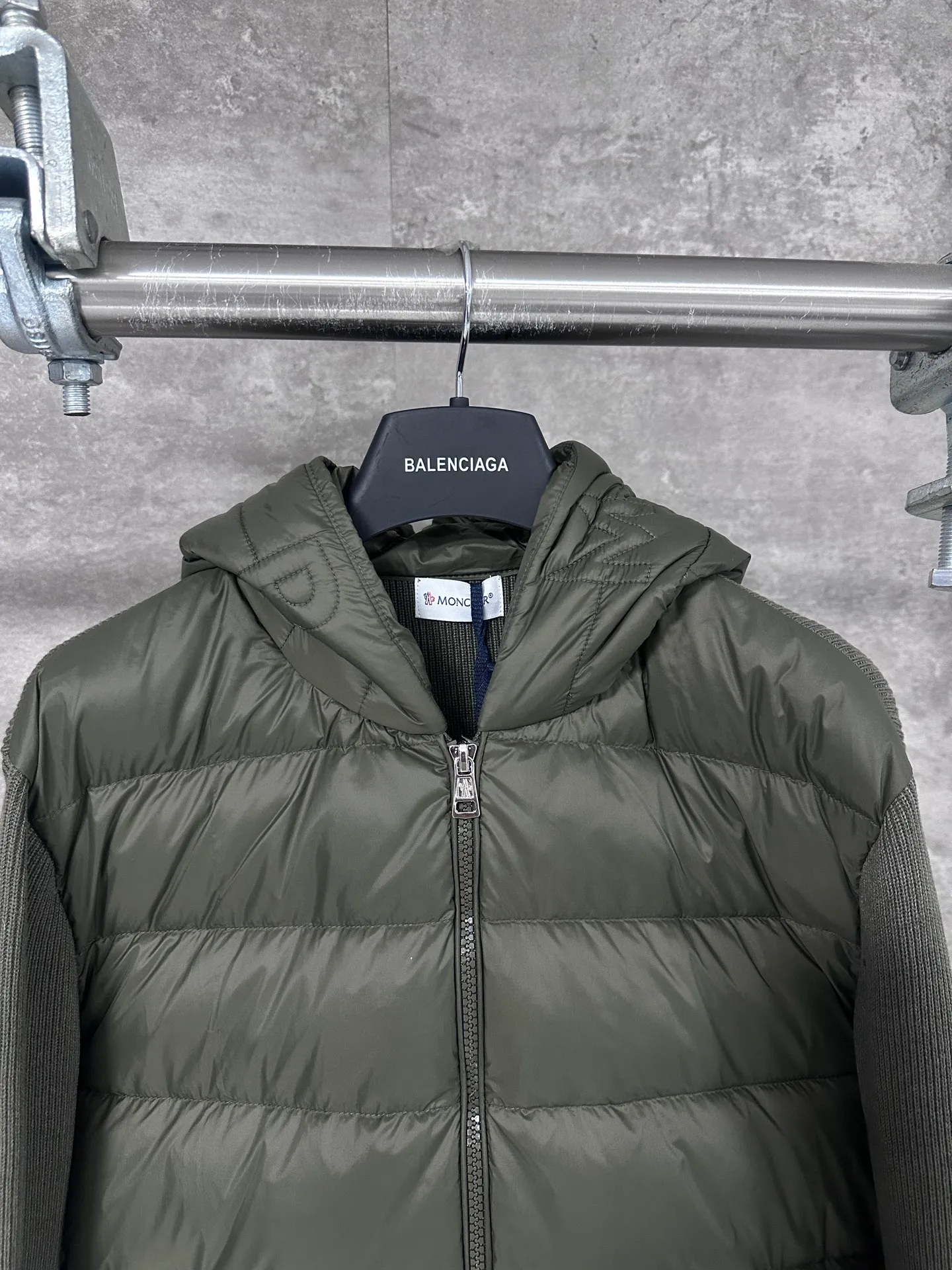P680 MoncleR/Muzzle Early autumn new hooded embroidered zipper wool knitted splicing jacket single down, a winter inner item, a must-have item for early autumn. The striped quilted cropped slim fit is versatile and effortless. The classic red, white and blue zipper design is age-reducing and fashionable. Original customized national standard 90 white duck down filling! Imported lightweight memory silk fabric is breathable and lightweight! Imported machine sewing line technology. The upper body is pure and handsome. Original hardware accessories Original mark Original size Size: S/M/L/XL/XXL