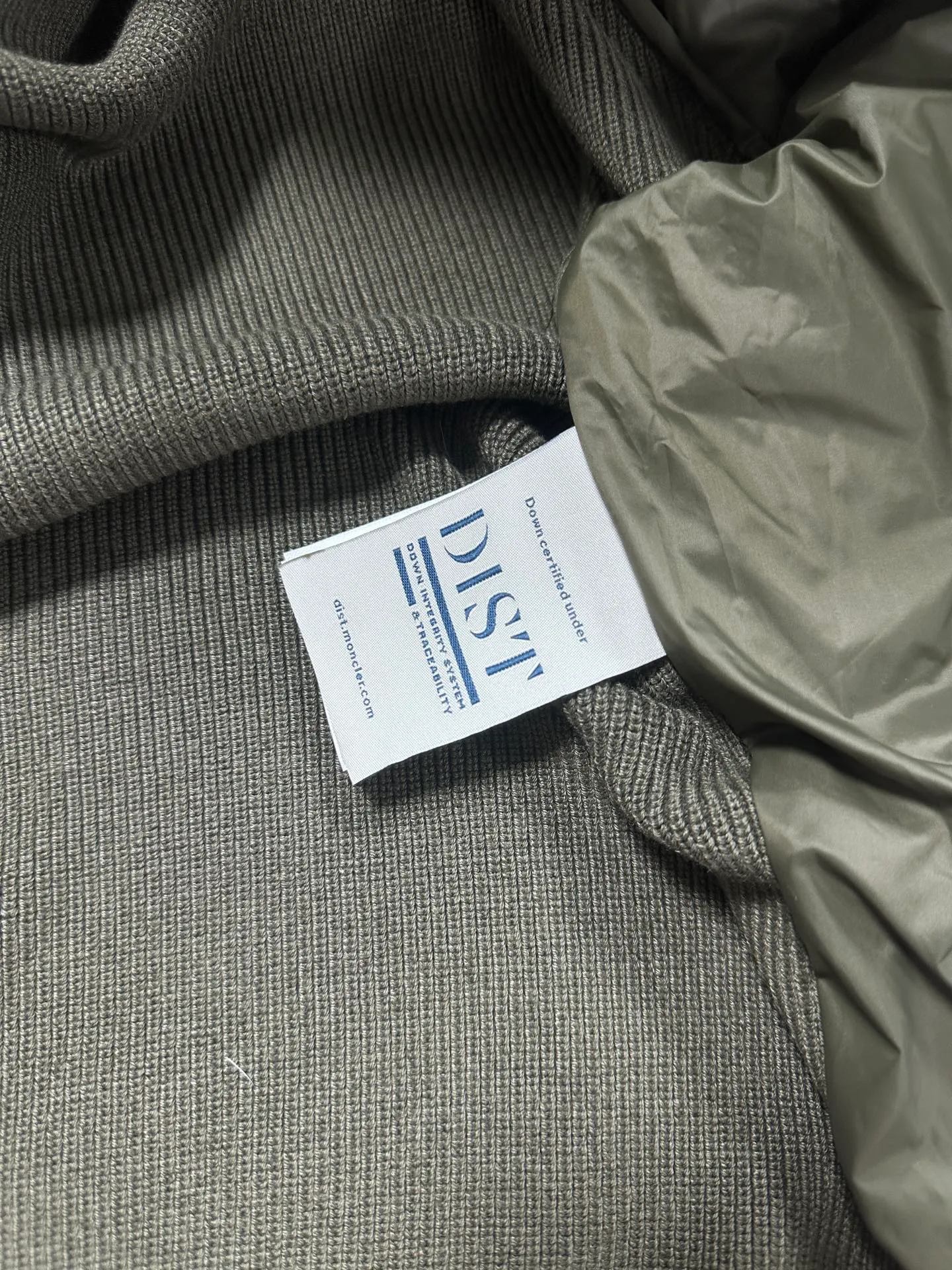 P680 MoncleR/Muzzle Early autumn new hooded embroidered zipper wool knitted splicing jacket single down, a winter inner item, a must-have item for early autumn. The striped quilted cropped slim fit is versatile and effortless. The classic red, white and blue zipper design is age-reducing and fashionable. Original customized national standard 90 white duck down filling! Imported lightweight memory silk fabric is breathable and lightweight! Imported machine sewing line technology. The upper body is pure and handsome. Original hardware accessories Original mark Original size Size: S/M/L/XL/XXL