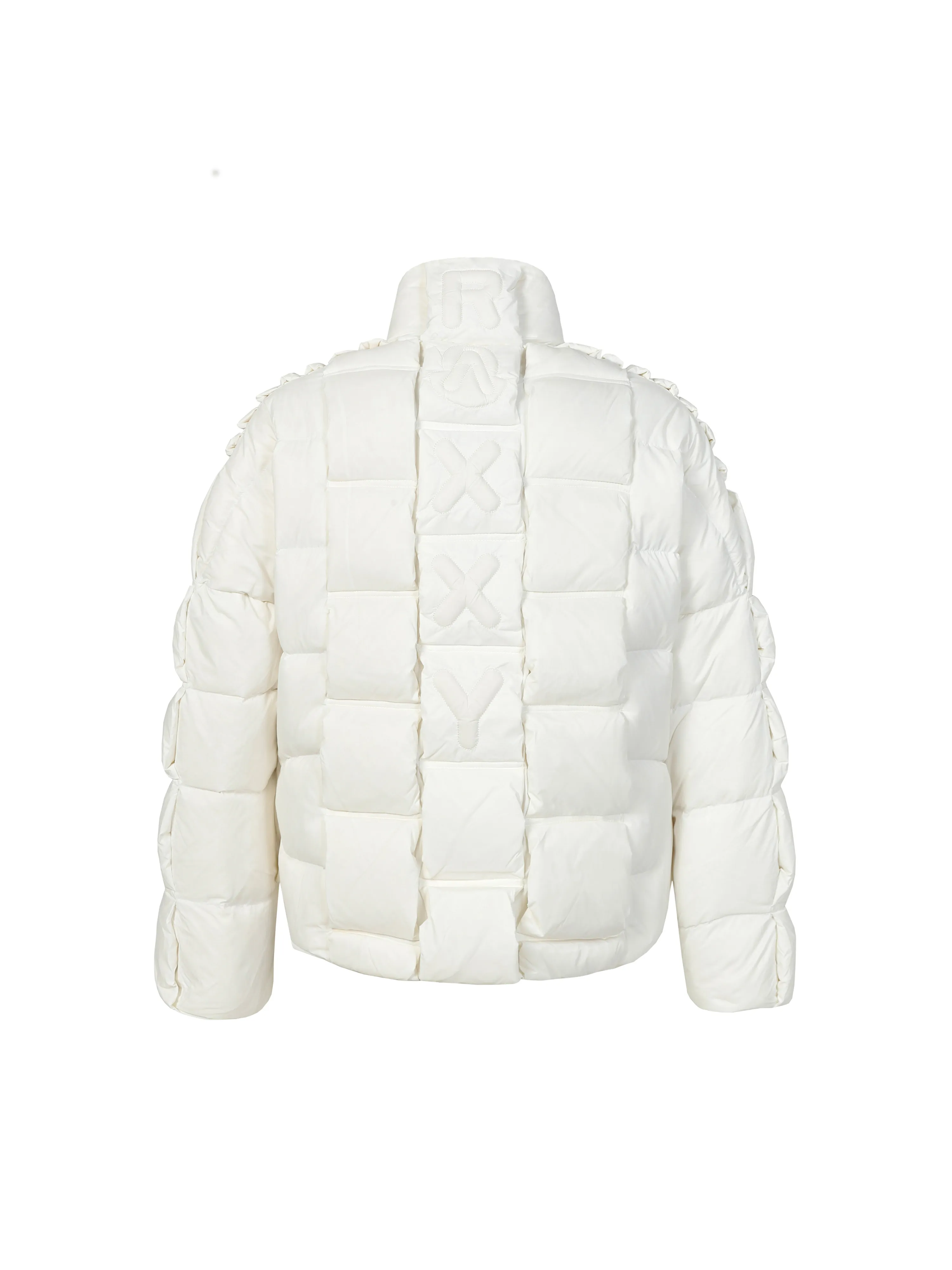P980 MONCLER/Cistopher Raxxy 3D quilted zipper down jacket of the same style as the star. This down is a men's and women's single product of the Moner  This three-dimensional quilted down jacket is made from lightweight tear-resistant fabric and was created in collaboration with Cistopher Raxxy. This down jacket is inspired by a spiral staircase, with decorative elements that represent the winding steps of destiny. Unisex Details •Made from lightweight ripstop fabric •Micro ripstop lining •Zip closure •Hidden pockets •Wind-proof fly •Zip closure •Quilted patch, down-filled •Co-branded felt logo patch Color: Black/White Size : 0/1/2/3/4