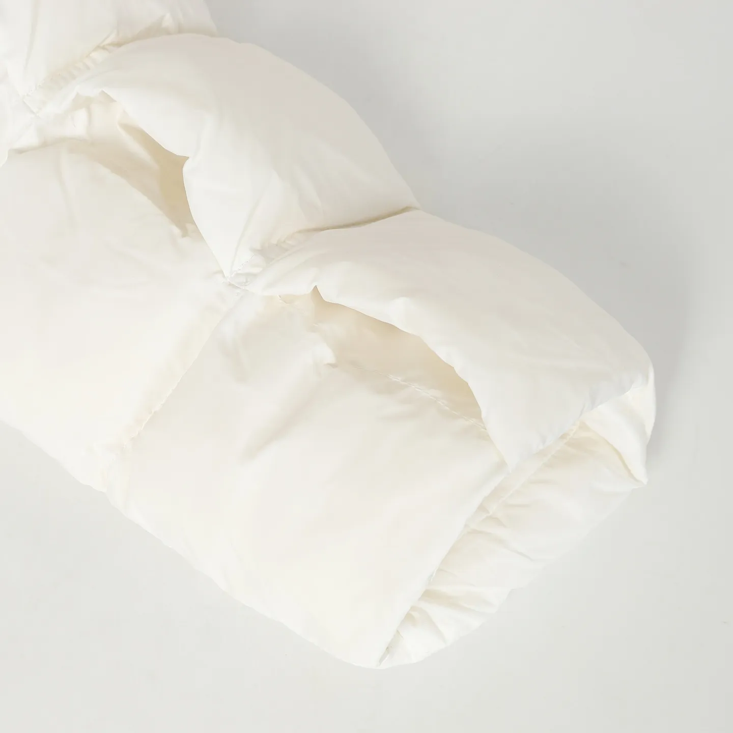 P980 MONCLER/Cistopher Raxxy 3D quilted zipper down jacket of the same style as the star. This down is a men's and women's single product of the Moner  This three-dimensional quilted down jacket is made from lightweight tear-resistant fabric and was created in collaboration with Cistopher Raxxy. This down jacket is inspired by a spiral staircase, with decorative elements that represent the winding steps of destiny. Unisex Details •Made from lightweight ripstop fabric •Micro ripstop lining •Zip closure •Hidden pockets •Wind-proof fly •Zip closure •Quilted patch, down-filled •Co-branded felt logo patch Color: Black/White Size : 0/1/2/3/4