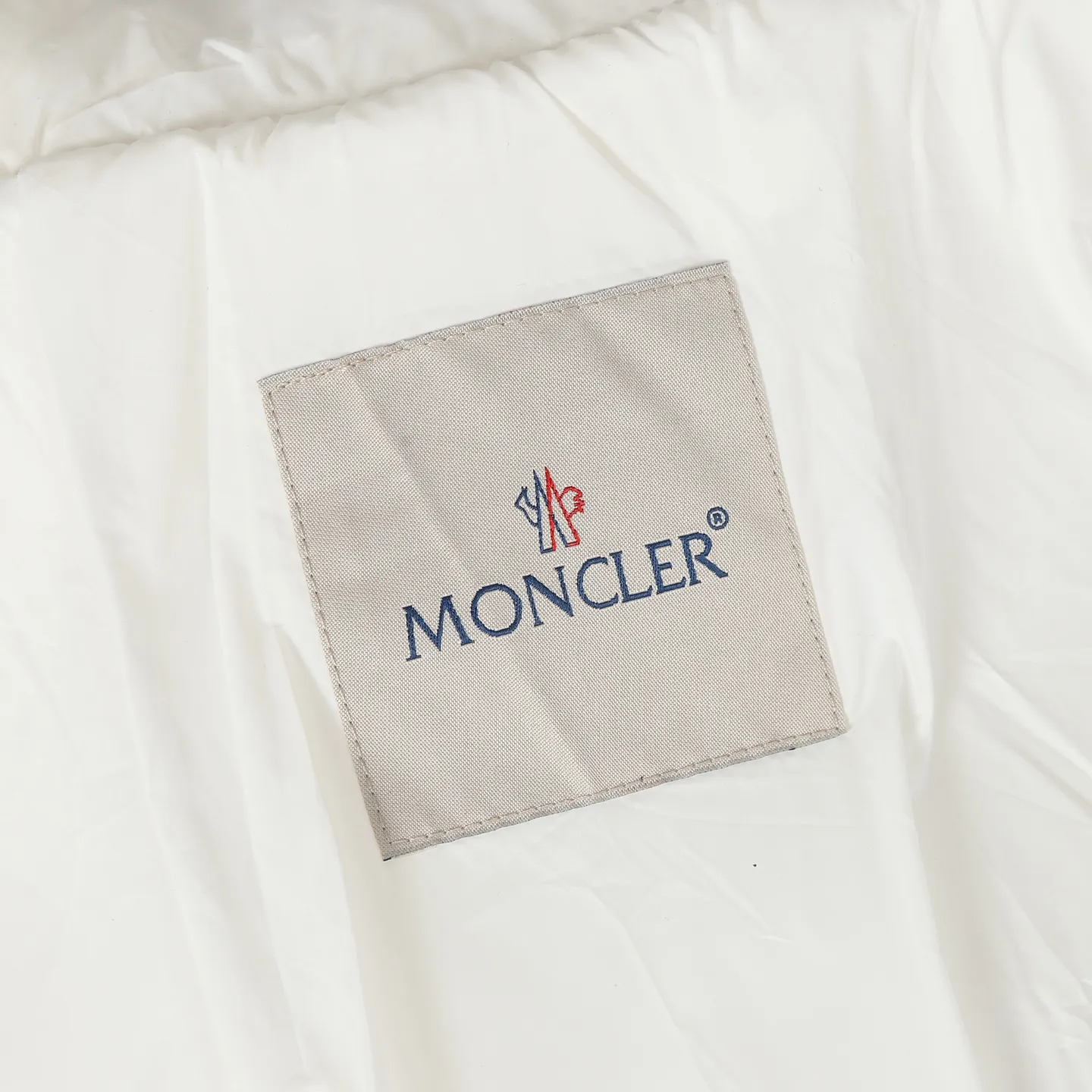 P980 MONCLER/Cistopher Raxxy 3D quilted zipper down jacket of the same style as the star. This down is a men's and women's single product of the Moner  This three-dimensional quilted down jacket is made from lightweight tear-resistant fabric and was created in collaboration with Cistopher Raxxy. This down jacket is inspired by a spiral staircase, with decorative elements that represent the winding steps of destiny. Unisex Details •Made from lightweight ripstop fabric •Micro ripstop lining •Zip closure •Hidden pockets •Wind-proof fly •Zip closure •Quilted patch, down-filled •Co-branded felt logo patch Color: Black/White Size : 0/1/2/3/4