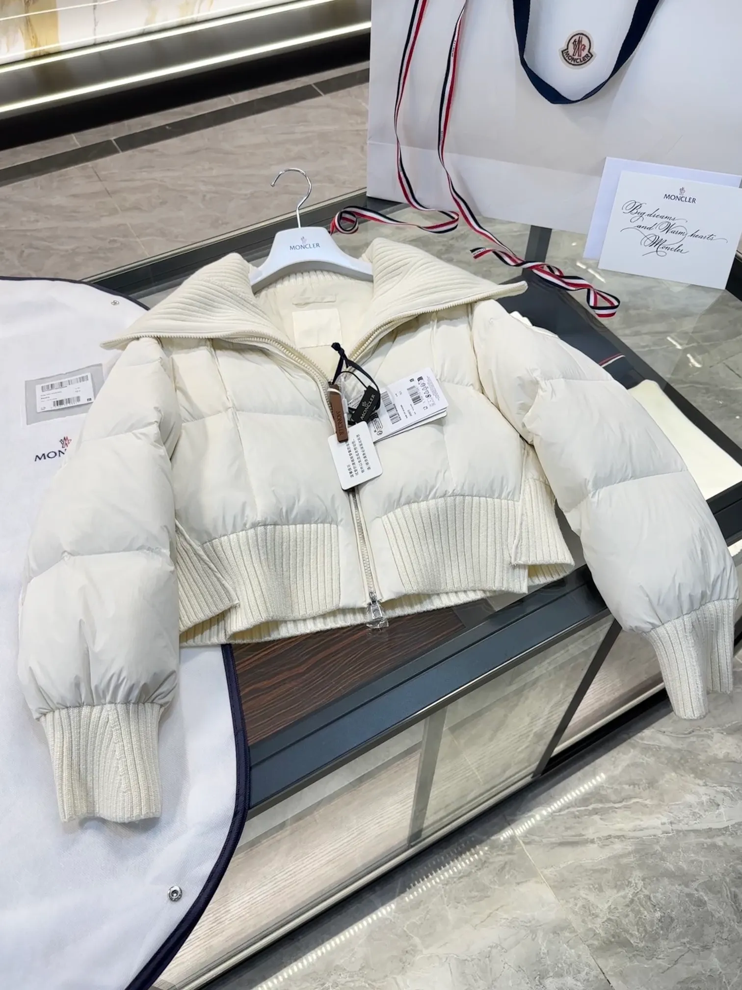 Moncler Jadeite/Moncler's new women's patchwork fake two-piece short down jacket. More details, real shots. P820