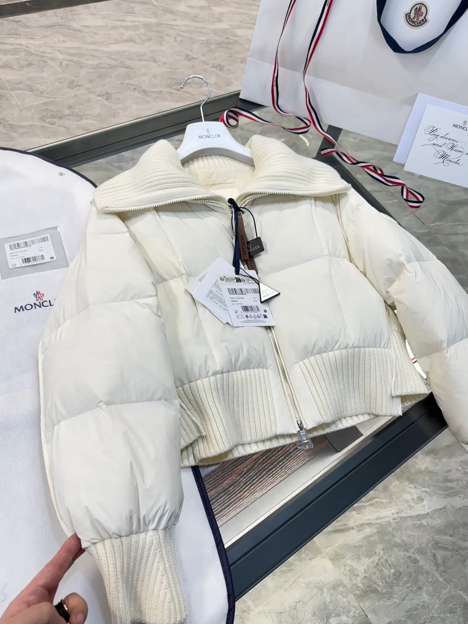 Moncler Jadeite/Moncler's new women's patchwork fake two-piece short down jacket. More details, real shots. P820
