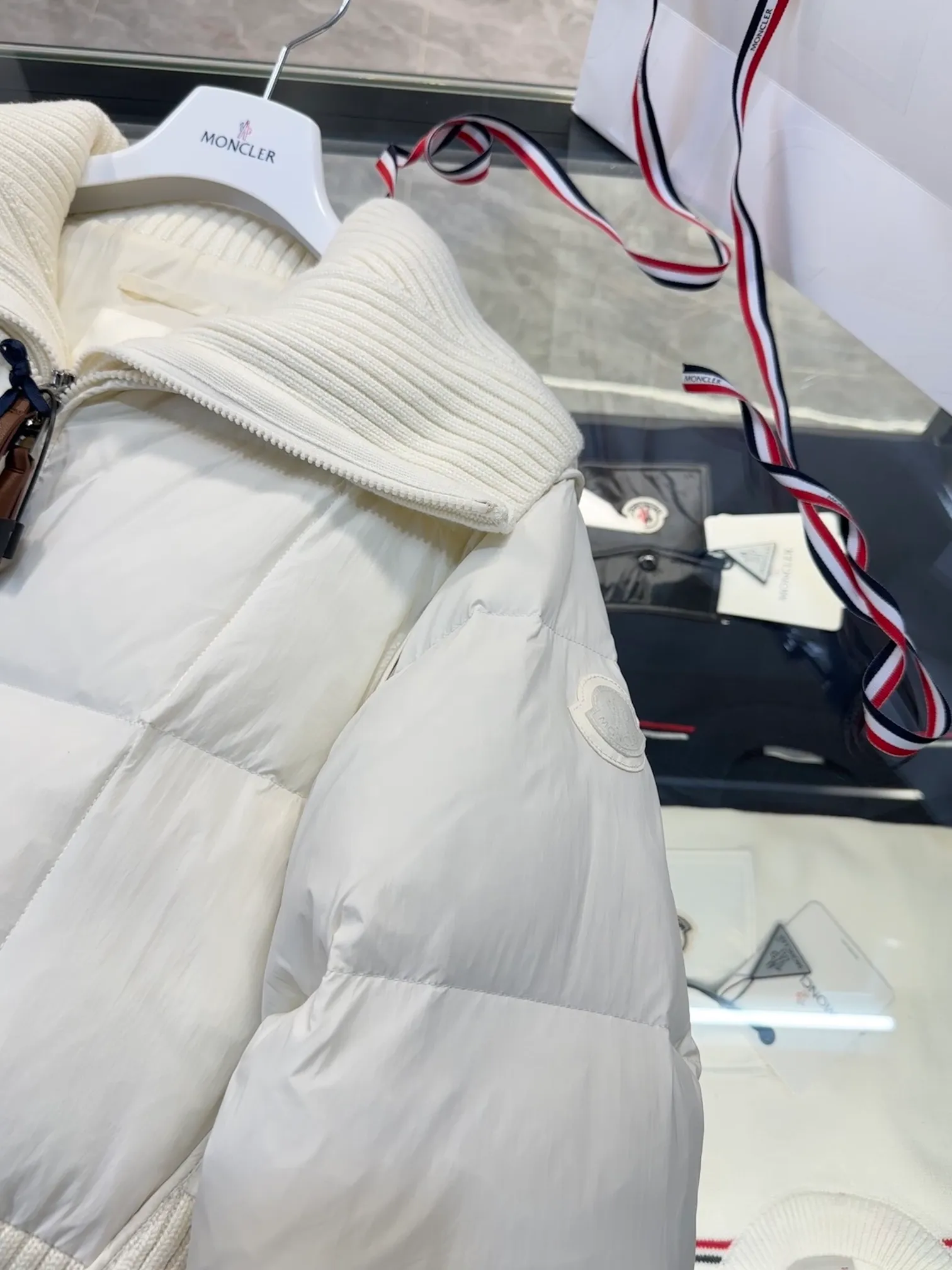 Moncler Jadeite/Moncler's new women's patchwork fake two-piece short down jacket. More details, real shots. P820