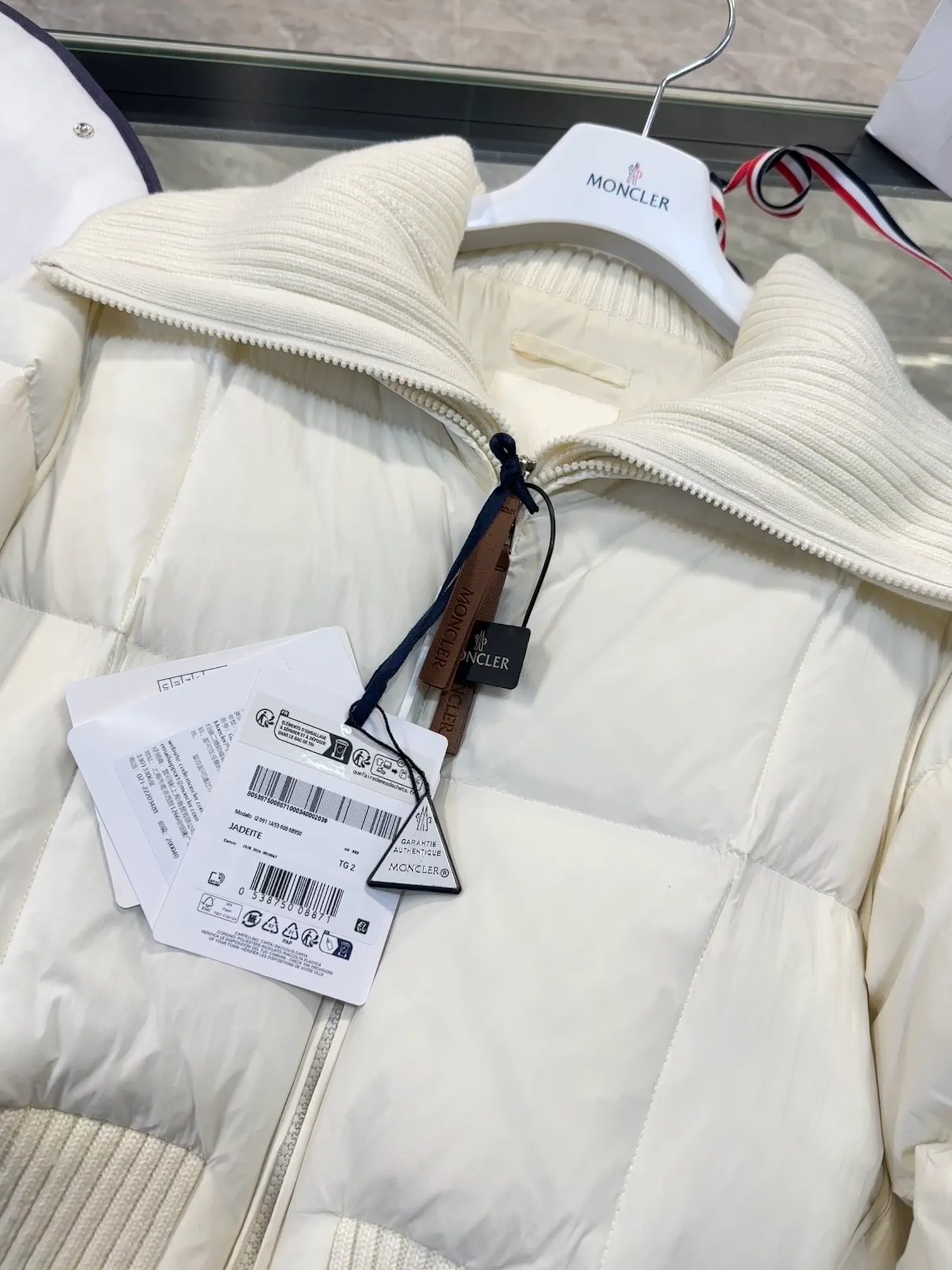 Moncler Jadeite/Moncler's new women's patchwork fake two-piece short down jacket. More details, real shots. P820