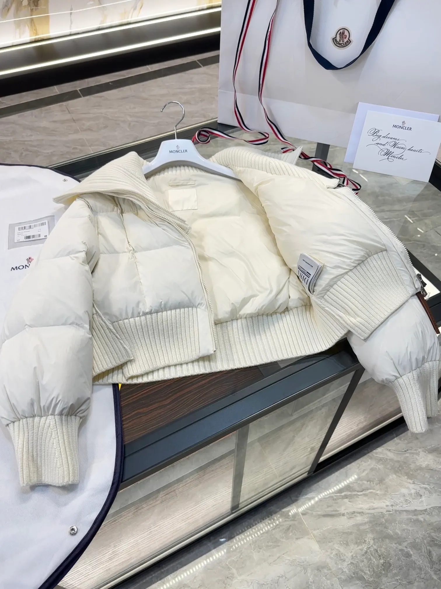 Moncler Jadeite/Moncler's new women's patchwork fake two-piece short down jacket. More details, real shots. P820