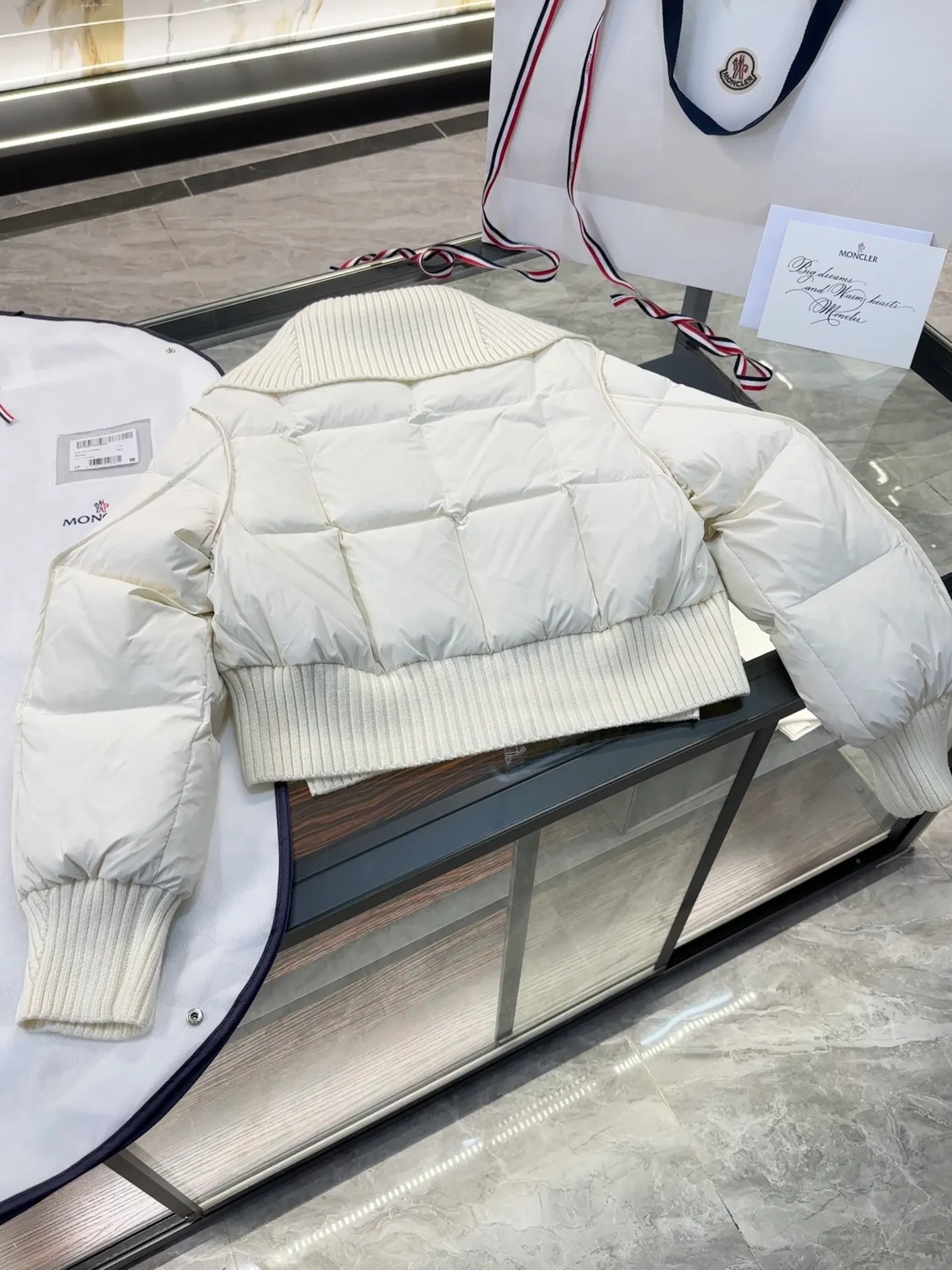 Moncler Jadeite/Moncler's new women's patchwork fake two-piece short down jacket. More details, real shots. P820