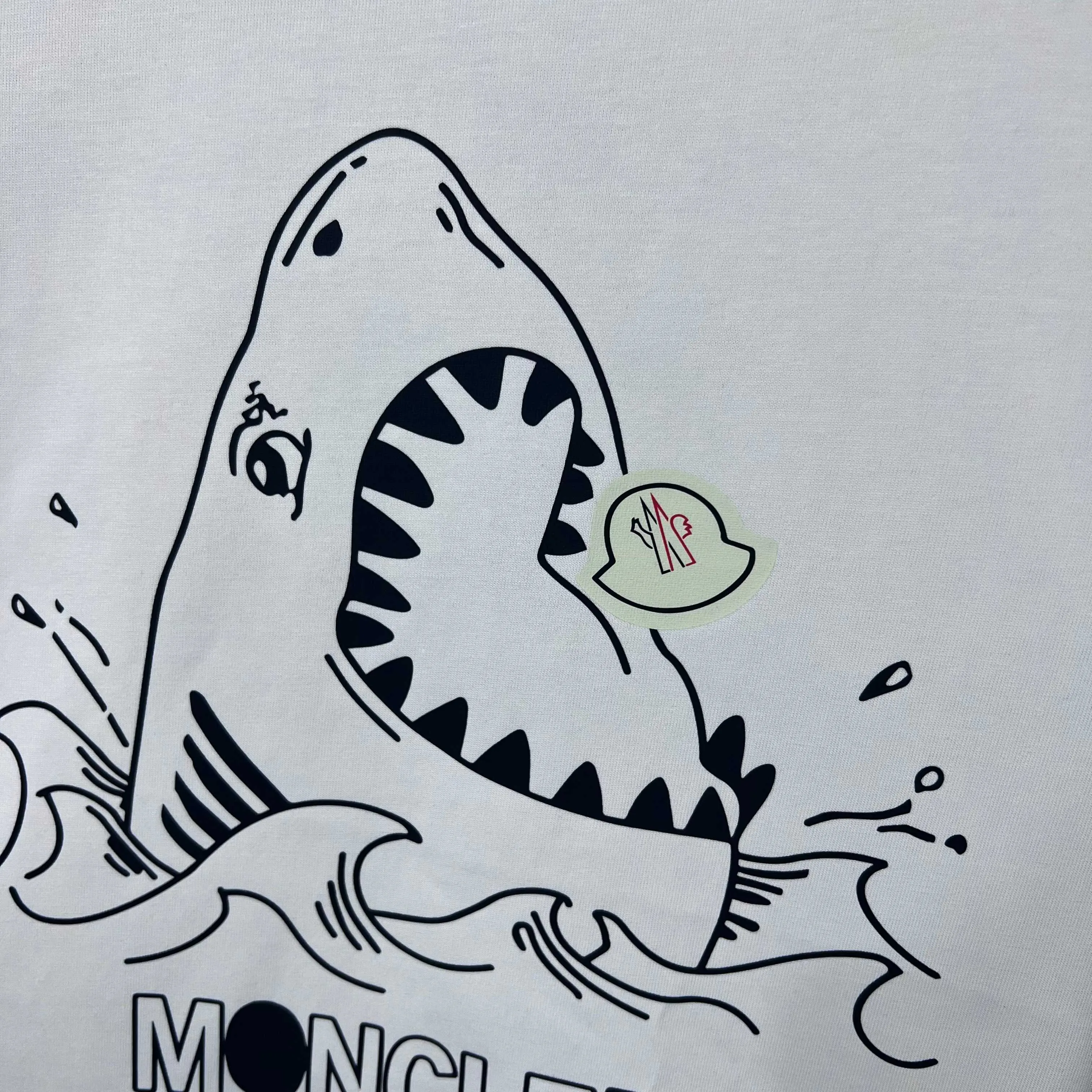 P150 MONCLER/Muzzled 300g pure cotton round neck short-sleeved T-shirt Brand classic Shark🦈 letter LOGO embossed process 2025ss official synchronization High version High quality Fashionable personality Versatile trend Pure original quality Original fabric Hang tag Collar label Washed wheat Complete with three standards Color: Black. White. Size: S M L XL XXL