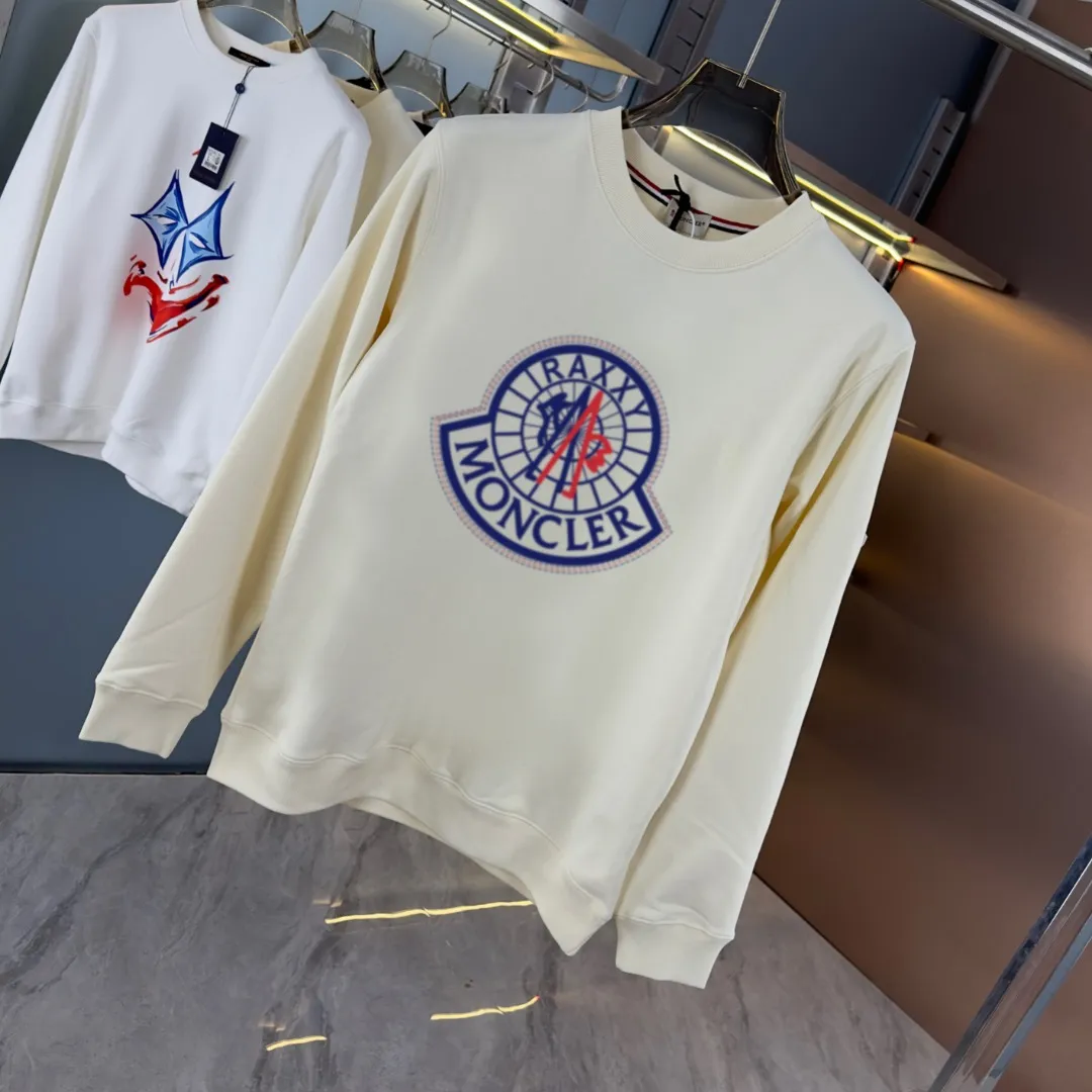 P210 High-version sweatshirt) [Long-term stock] 〖𝐌𝐎𝐍𝐂𝐋𝐄𝐑~Mask〗 Made of 440g heavy-weight fabric. It is different from the market currency. It can be matched with any variety and is properly handsome. 😎The whole dress is made of double waistcoats. The double waistcoats make the whole dress more three-dimensional. Not ordinary factories can do such fine work. 2025 Spring runway version of the T stage, on sale at the counter, round neck terry sweatshirt, high-end double-strand pure cotton, custom-made stretch ribs, dyed in the same vat, complete with three standards, matched with exquisite embroidered LOGO on the chest, simple and advanced, same style for men and women. Color: black, apricot, white, size: S M L XL 2XL