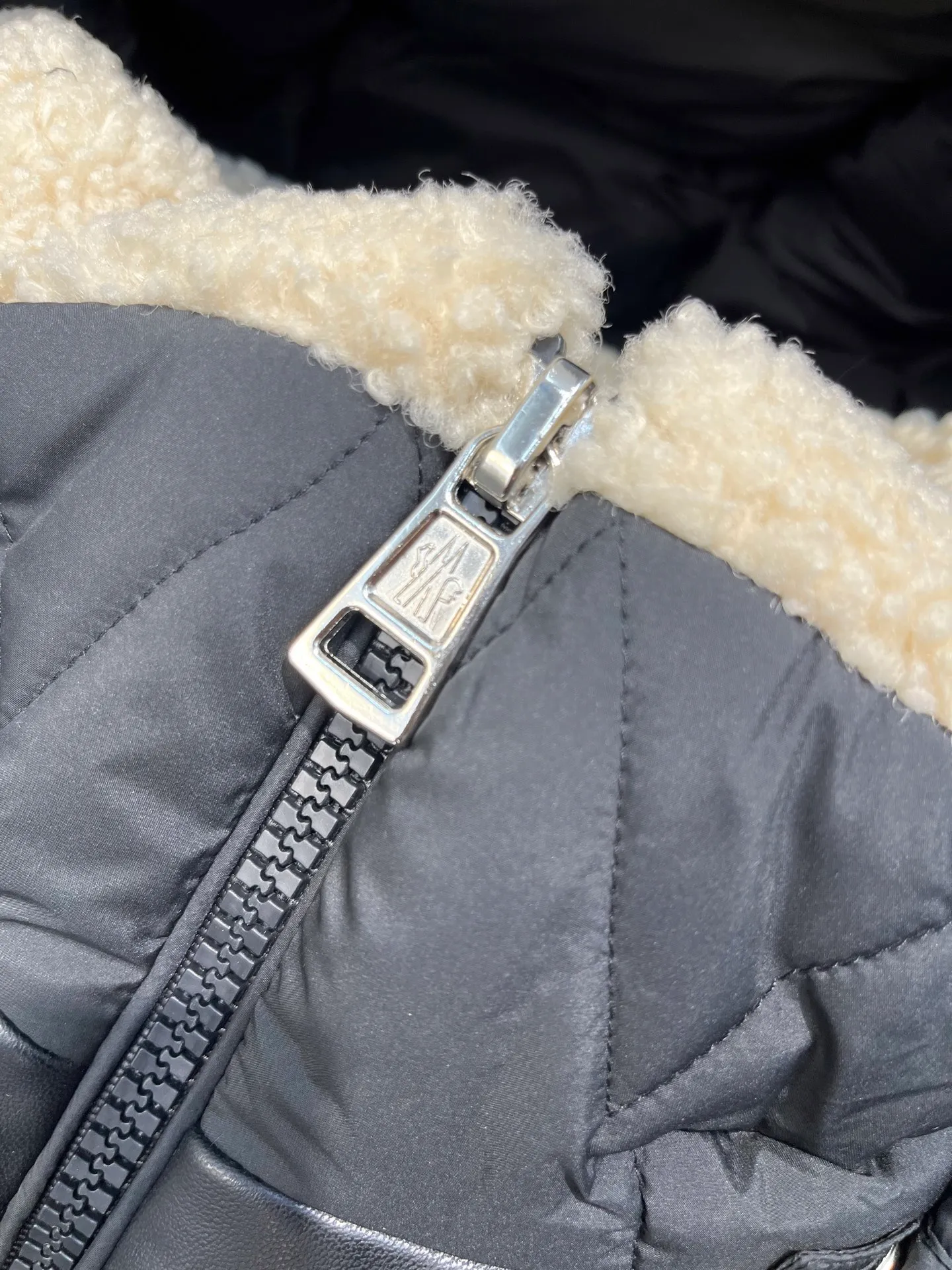P1080 moncler 🌟down jacket, original custom-made hardware accessories, all imported and original customization, welcome to compare, absolutely high quality, using top-grade 90 white duck down, super soft, fluffy and plump, super heavy-duty, fabric workmanship, perfect version, pay attention to the fabric, super comfortable, exclusive model, non-market goods, same sizes for men and women.  size: 123456