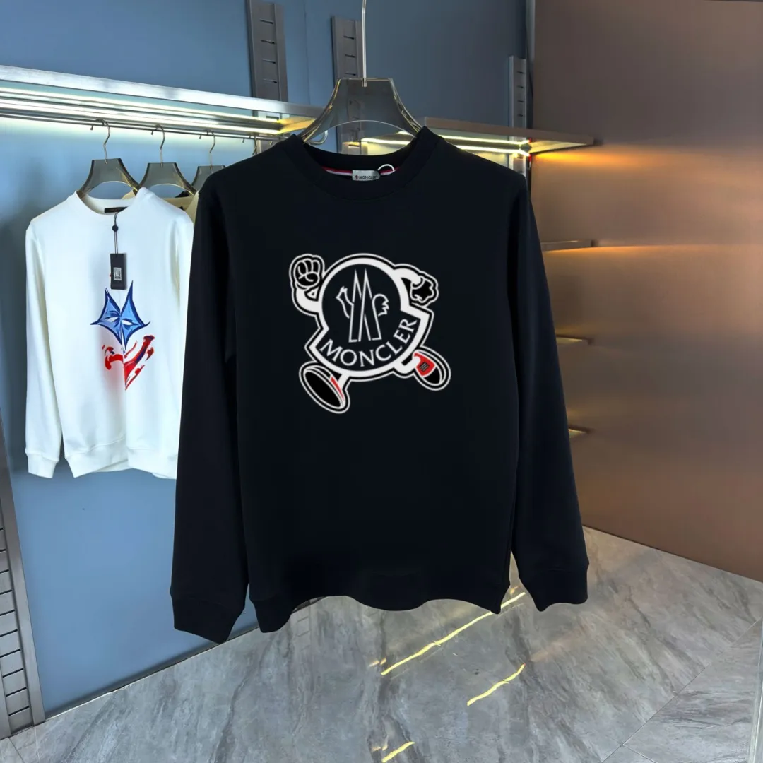 P210 high version sweatshirt) 📦With exclusive picture packaging📦 [Long-term ready stock] Upgraded version "Mobile phone smart sensor ~ NFC chip armband ~ Direct access to the official website anti-counterfeiting" 〖 𝐌𝐎𝐍𝐂𝐋𝐄𝐑 ~ Mouth covering〗 2025 new high quality, using 450g heavyweight fabric Different from the market currency, you can mix and match everything at will and you will be handsome😎The whole clothes is made of double waistcoats. The double waistcoats make the whole dress more three-dimensional. It is not an ordinary factory that can do such fine work. 2025 autumn and winter new style, on sale at the counter, exquisite printed round neck terry sweatshirt. High-end double-ply cotton. Customized stretch ribs are dyed in the same vat. Three standards are complete. It is matched with digital printing patterns and is very breathable. Same style for men and women. Color: black, white, apricot. Size: S M L XL 2XL