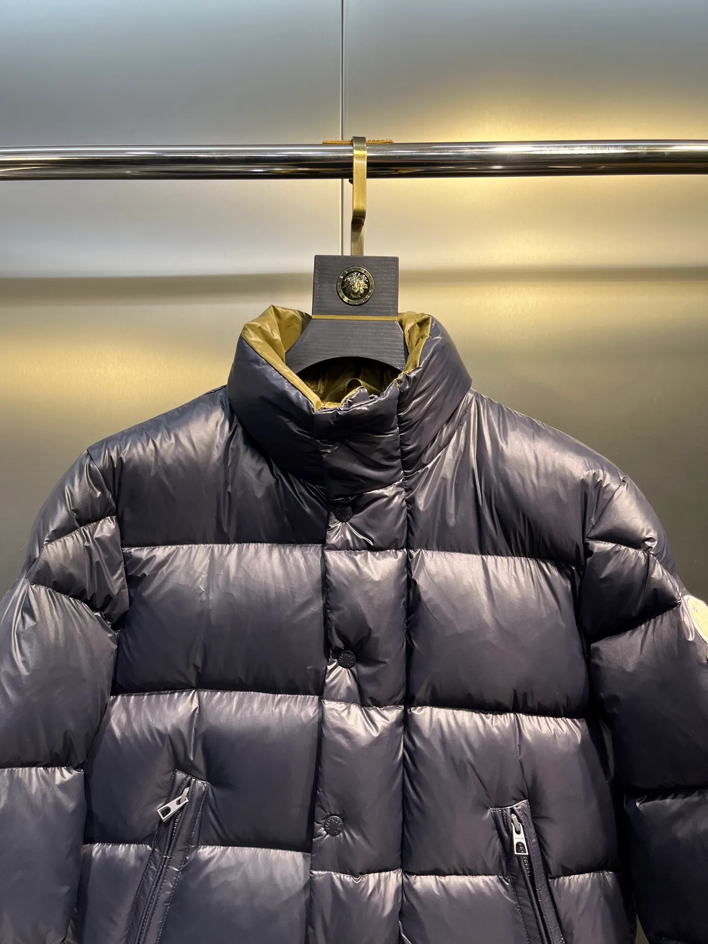 P900 Moncler🌟Moncler's new Tripiti men's short down jacket. The Tripiti down jacket is made of functional shiny nylon fabric, which is comfortable and warm without being heavy. Chenille logo patch highlights the essence of the brand. Style number: Dabiao 1952 Size: 12345