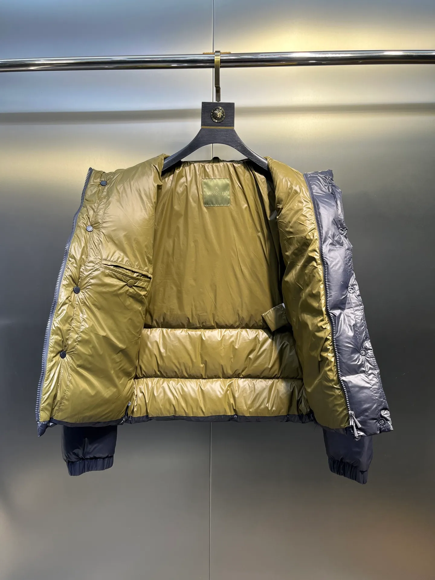 P900 Moncler🌟Moncler's new Tripiti men's short down jacket. The Tripiti down jacket is made of functional shiny nylon fabric, which is comfortable and warm without being heavy. Chenille logo patch highlights the essence of the brand. Style number: Dabiao 1952 Size: 12345