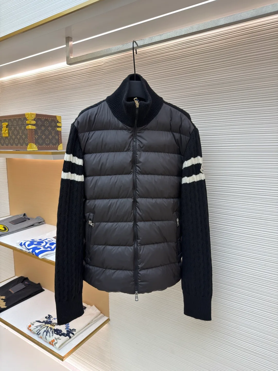 P790 Moncler Striped Stand Collar Zippered Long Sleeve Down Jacket ●Item No.: 1682216-C55 ●Material: down fabric ●Technology: knitting ●Version: Fitted version ●Weight: about 680 grams ●Size: 1-2-3-4 ●Description: The splicing design of sweater and down jacket retains the thermal performance of down jacket. It is famous for its high-quality white goose down filling, which has excellent thermal insulation effect. The sweater is made of natural fibers such as wool and cashmere, which is soft and comfortable, and has good skin-friendly properties. The sweater and down jacket are carefully spliced ​​to ensure comfortable wearing and are not prone to threading or lint loss. The overall wiring is straight and delicate, the fabric is comfortable and soft, and the color is consistent without color difference. It can be matched with the same style to create a fashionable look and control various occasions. Customized accessories, complete with three standards, same style for men and women!