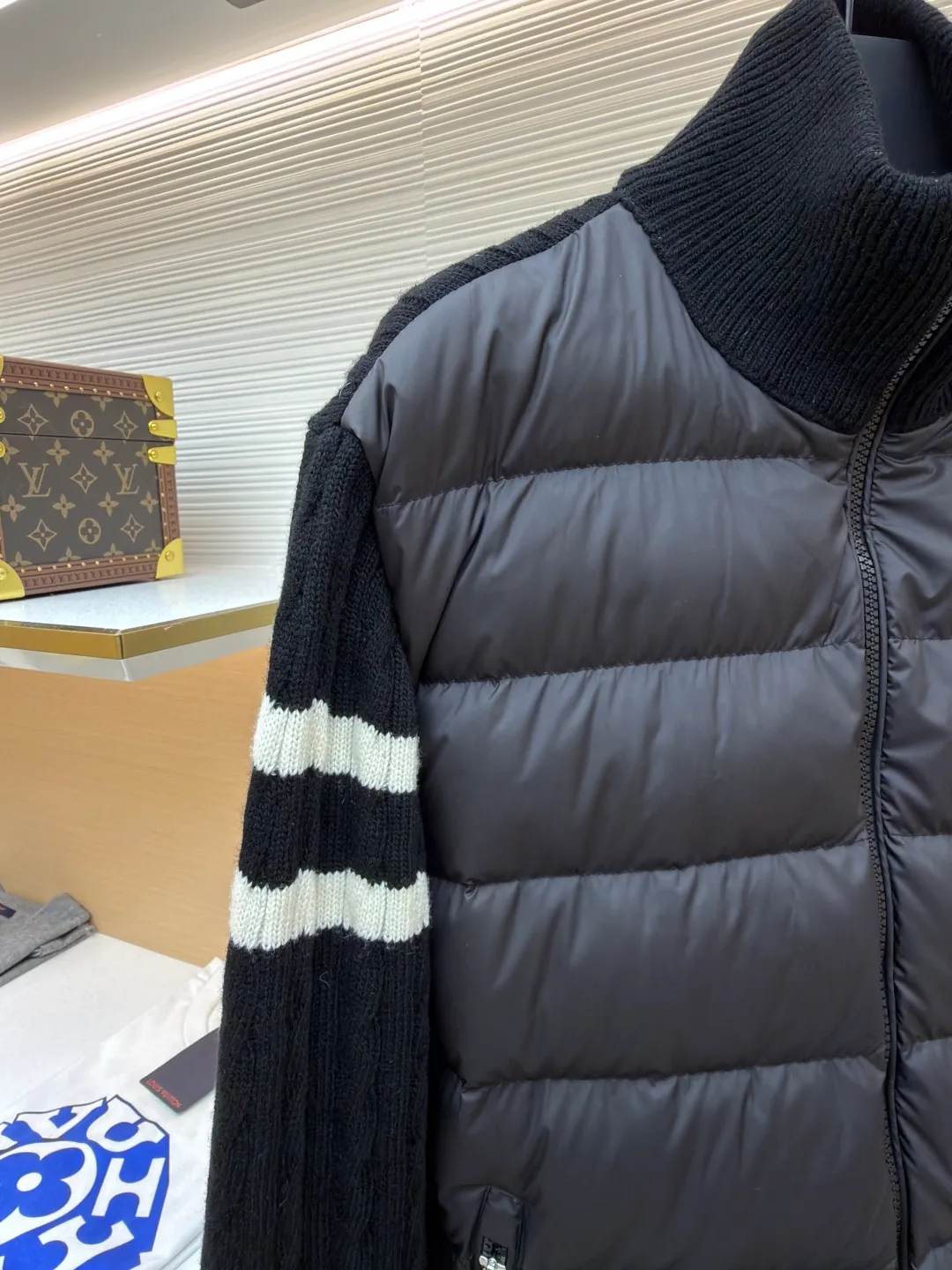 P790 Moncler Striped Stand Collar Zippered Long Sleeve Down Jacket ●Item No.: 1682216-C55 ●Material: down fabric ●Technology: knitting ●Version: Fitted version ●Weight: about 680 grams ●Size: 1-2-3-4 ●Description: The splicing design of sweater and down jacket retains the thermal performance of down jacket. It is famous for its high-quality white goose down filling, which has excellent thermal insulation effect. The sweater is made of natural fibers such as wool and cashmere, which is soft and comfortable, and has good skin-friendly properties. The sweater and down jacket are carefully spliced ​​to ensure comfortable wearing and are not prone to threading or lint loss. The overall wiring is straight and delicate, the fabric is comfortable and soft, and the color is consistent without color difference. It can be matched with the same style to create a fashionable look and control various occasions. Customized accessories, complete with three standards, same style for men and women!