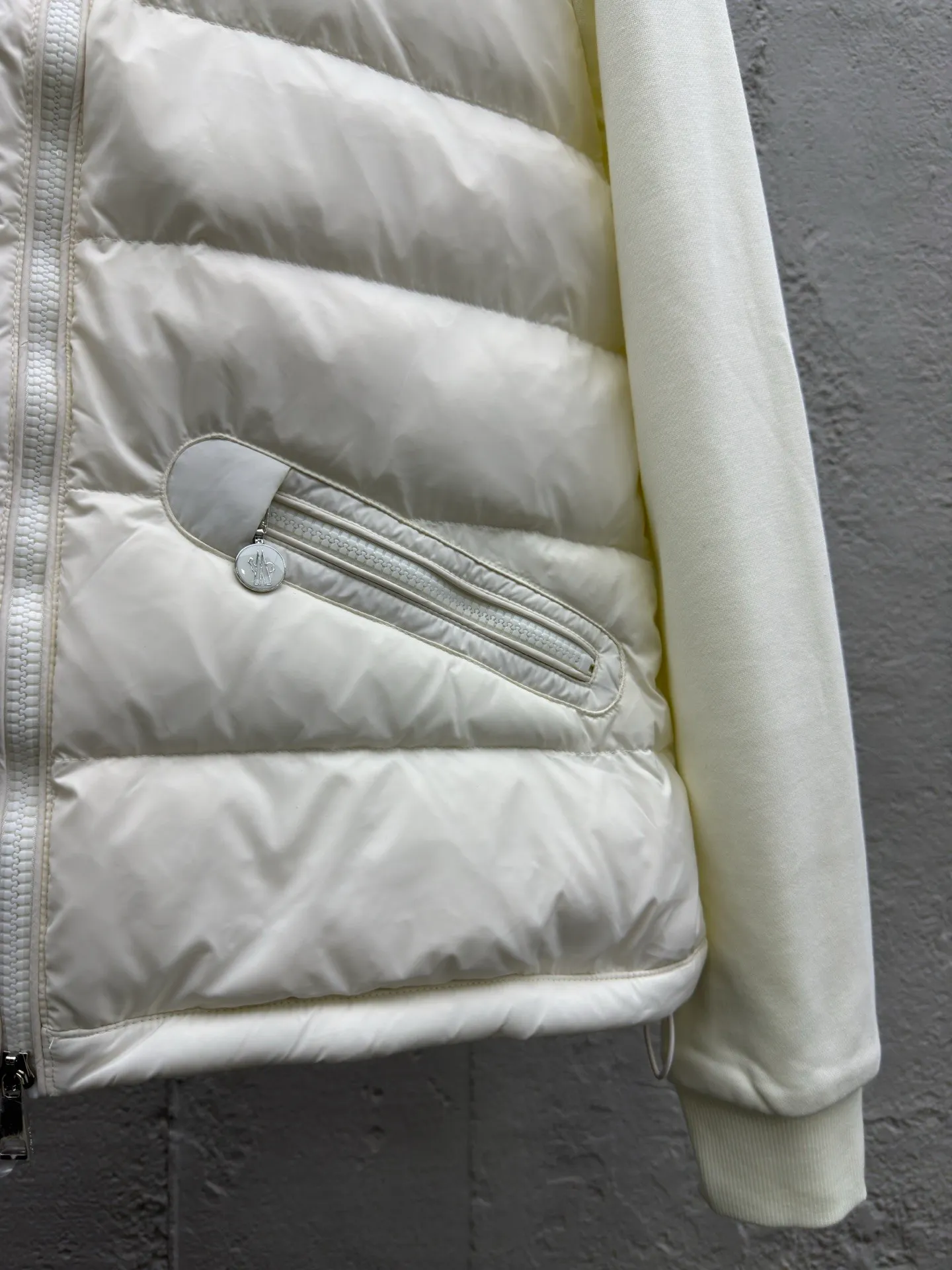 P580 Moncler home 24 autumn and winter new style, stand-up collar pure cotton splicing down jacket, elegant stand-up collar design, pure cotton patch logo sleeves splicing bread down vest, the upper body is cool and age-reducing, warm and practical, the milky color upper body is super age-reducing, the whole Korean drama daughter-in-law, sweet and salty, age-reducing girlish feeling is easy to handle. Style number: A74# Color: black white Size: S M L XL