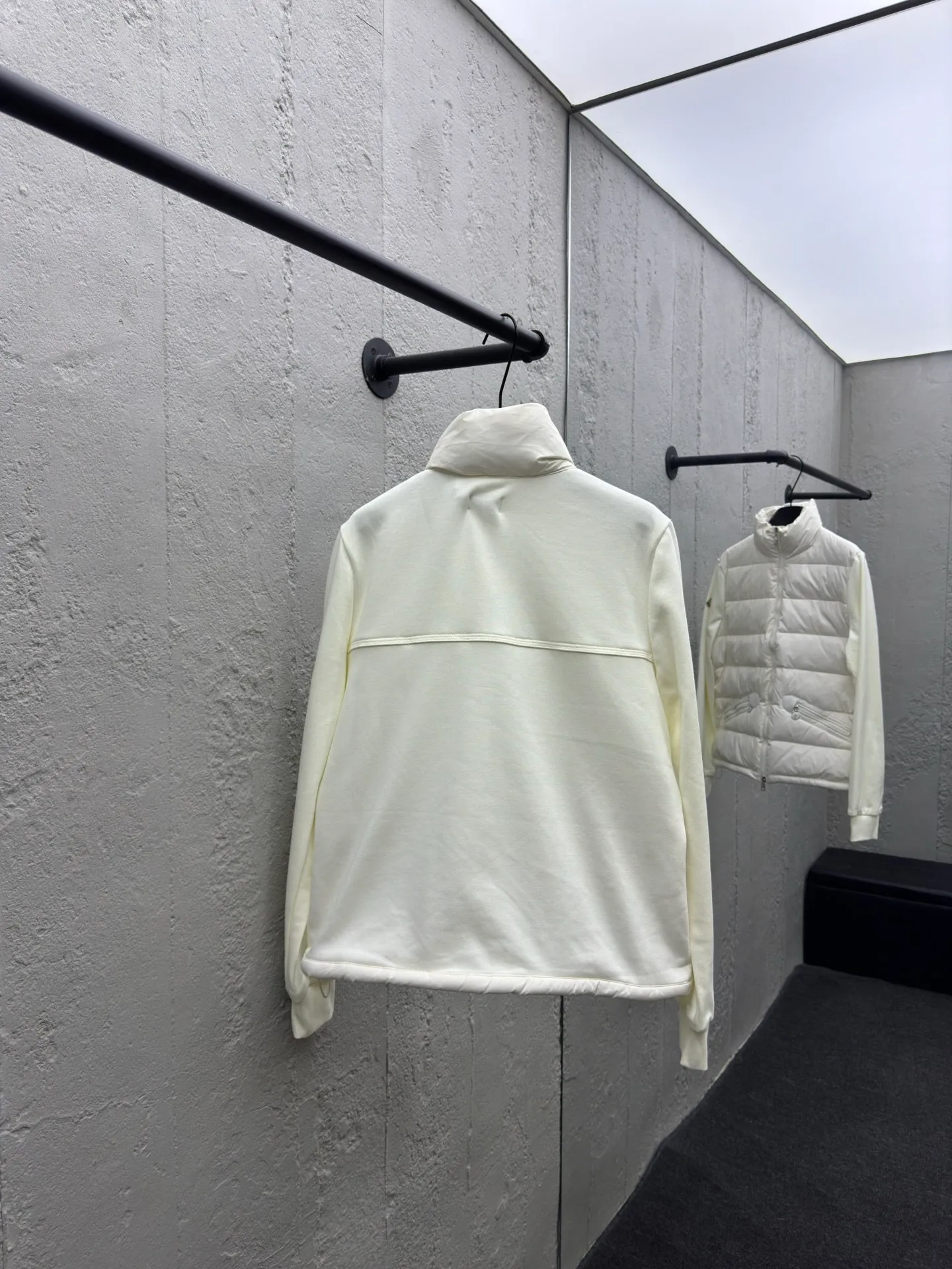 P580 Moncler home 24 autumn and winter new style, stand-up collar pure cotton splicing down jacket, elegant stand-up collar design, pure cotton patch logo sleeves splicing bread down vest, the upper body is cool and age-reducing, warm and practical, the milky color upper body is super age-reducing, the whole Korean drama daughter-in-law, sweet and salty, age-reducing girlish feeling is easy to handle. Style number: A74# Color: black white Size: S M L XL