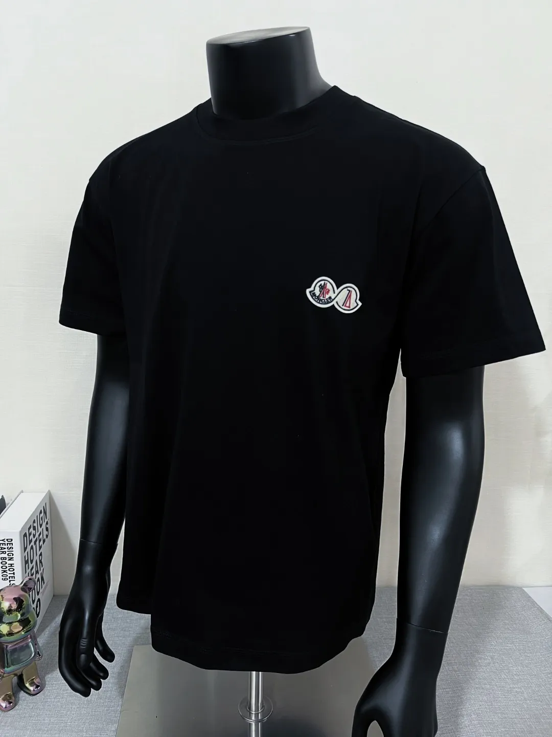 P140 MONCLER double-labeled classic model is on sale on the official website at the same time; the washable mark supports NFC scanning to enter the official website; 240g double yarn 100% cotton fabric is selected; the double-connected small label is embroidered with exquisite embroidery logo on the chest, and the details of the logo and letter are consistent with the official website; simple and classic style, versatile, durable and durable, the same style as the Internet celebrity star! Color: black white, size XS-L (can wear up to 200 pounds)