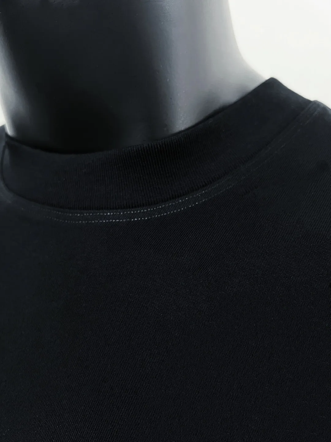 P140 MONCLER double-labeled classic model is on sale on the official website at the same time; the washable mark supports NFC scanning to enter the official website; 240g double yarn 100% cotton fabric is selected; the double-connected small label is embroidered with exquisite embroidery logo on the chest, and the details of the logo and letter are consistent with the official website; simple and classic style, versatile, durable and durable, the same style as the Internet celebrity star! Color: black white, size XS-L (can wear up to 200 pounds)