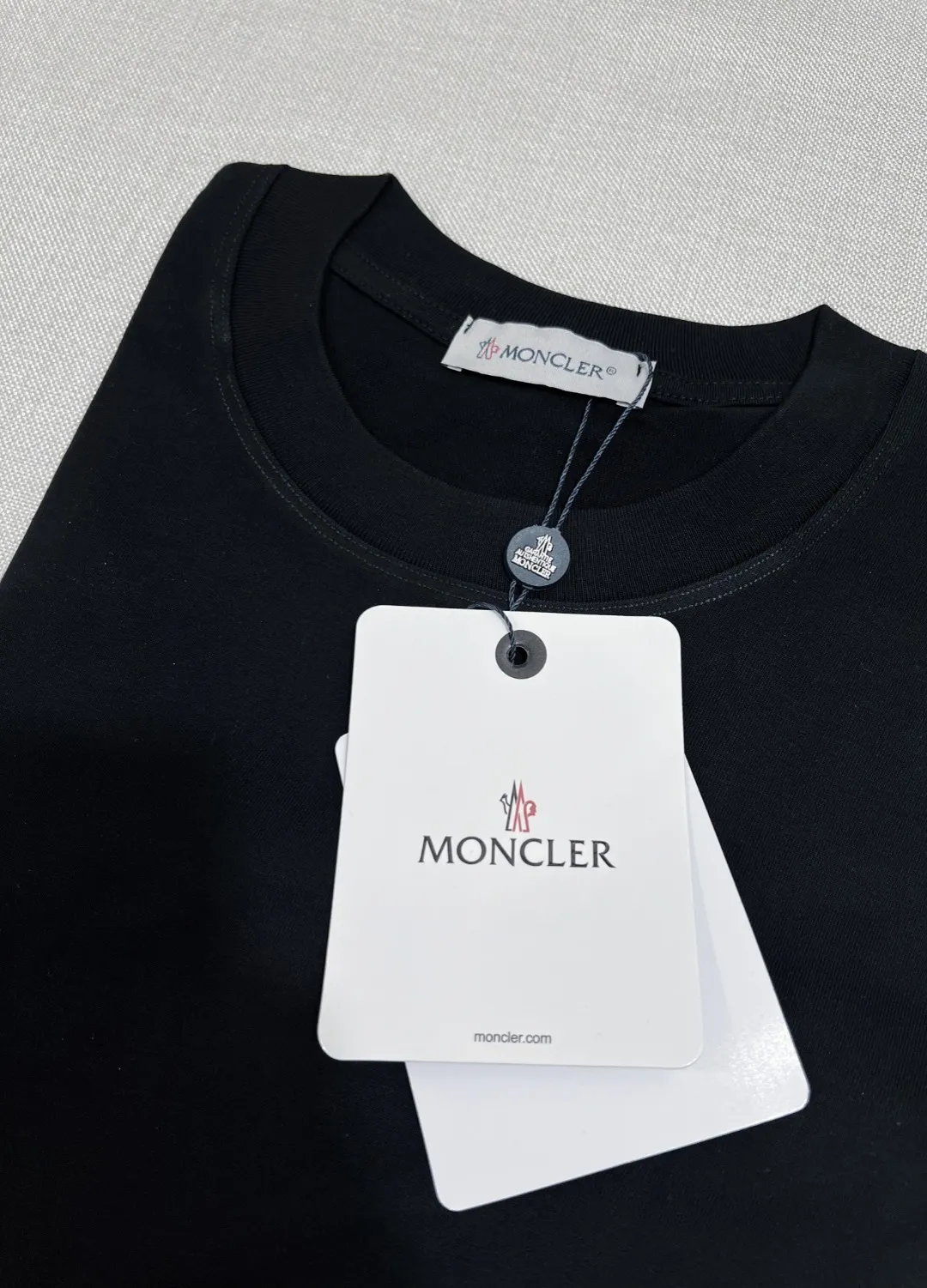 P140 MONCLER double-labeled classic model is on sale on the official website at the same time; the washable mark supports NFC scanning to enter the official website; 240g double yarn 100% cotton fabric is selected; the double-connected small label is embroidered with exquisite embroidery logo on the chest, and the details of the logo and letter are consistent with the official website; simple and classic style, versatile, durable and durable, the same style as the Internet celebrity star! Color: black white, size XS-L (can wear up to 200 pounds)