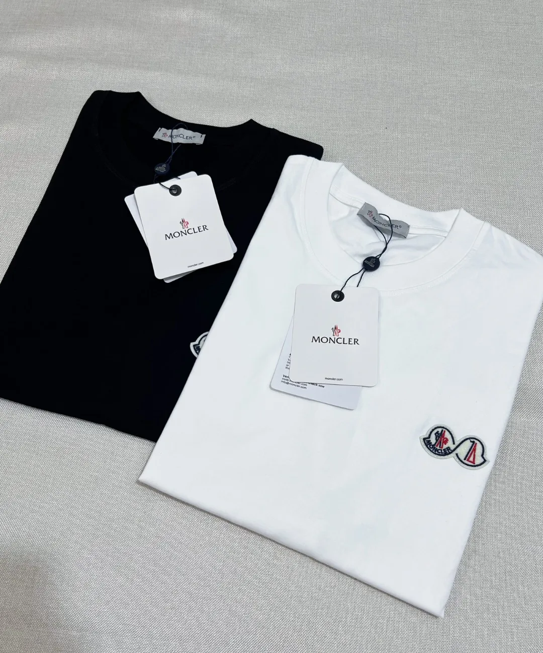 P140 MONCLER double-labeled classic model is on sale on the official website at the same time; the washable mark supports NFC scanning to enter the official website; 240g double yarn 100% cotton fabric is selected; the double-connected small label is embroidered with exquisite embroidery logo on the chest, and the details of the logo and letter are consistent with the official website; simple and classic style, versatile, durable and durable, the same style as the Internet celebrity star! Color: black white, size XS-L (can wear up to 200 pounds)