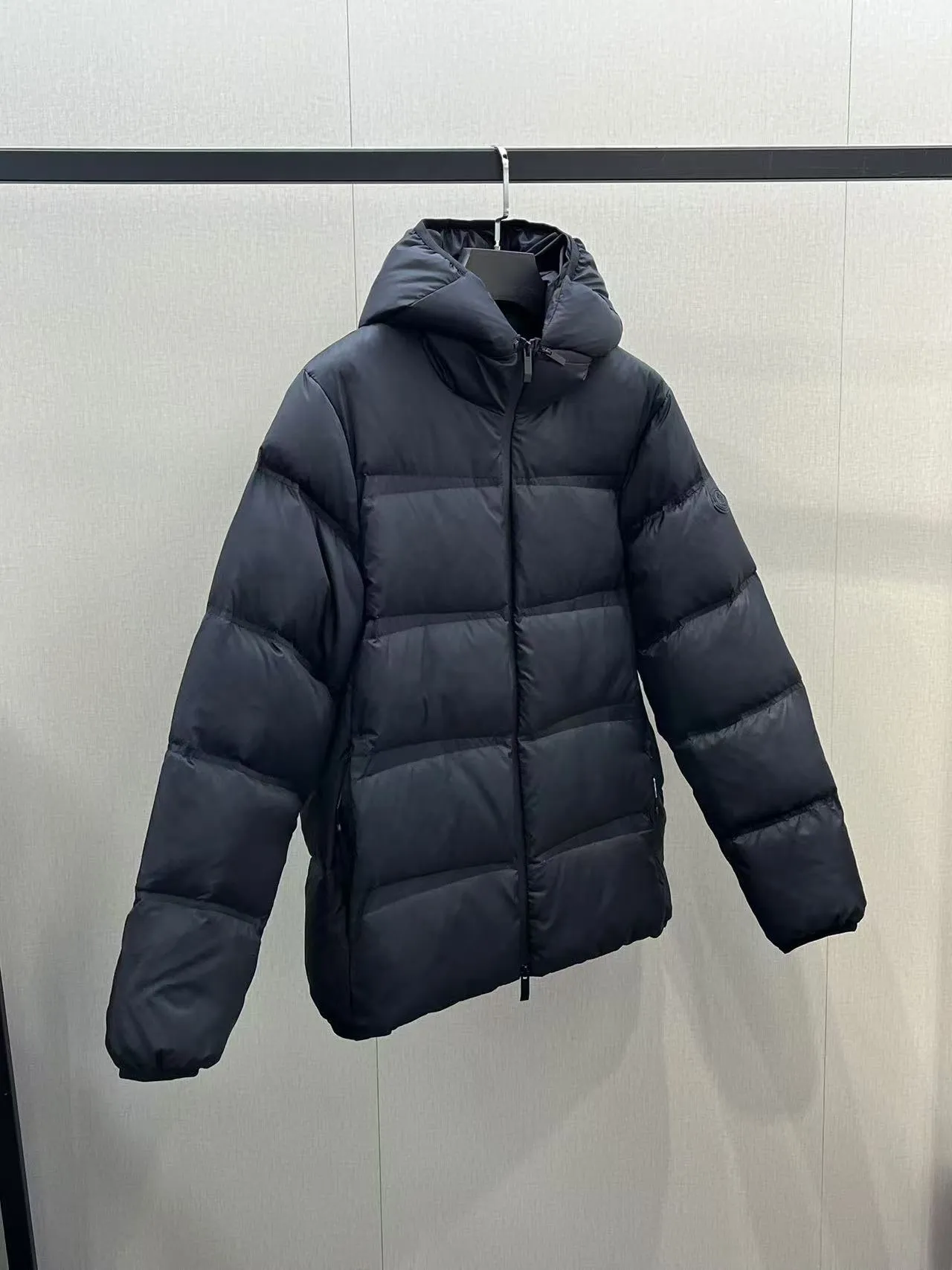 P880 special down ⬆️Moncler Masac men's short down jacket. A must-have item for fabric control. 2024 new technical fabric. Extremely lightweight. Ultra-light and ultra-white duck neck down filling. Ceiling cleanliness. 850+ fill power. ⚠️Special grade product with complete barcode numbers and consistent with the official website. The tag has built-in NFC electronic sensor anti-counterfeiting. It supports multiple anti-counterfeiting verifications. It comes standard with a full set of gift box packaging at the counter. Masac men's short down jacket is made of protective materials and decorated with geometric quilting, which is lightweight and warm.  The Masac men's down jacket combines cutting-edge fabrics with innovative details. Short design made from lightweight, fine-grained tear-resistant functional fabric for durability and practicality. Lightweight and warm, it's finished with gusseted quilting. Comes with removable hood. Details •Made from ripstop fabric •Fine soft ripstop lining •Down filled •Removable hood •Two-way zipper closure •Zip pockets •Elasticized cuffs and hem Size: 1-5 Black/Blue Couple's