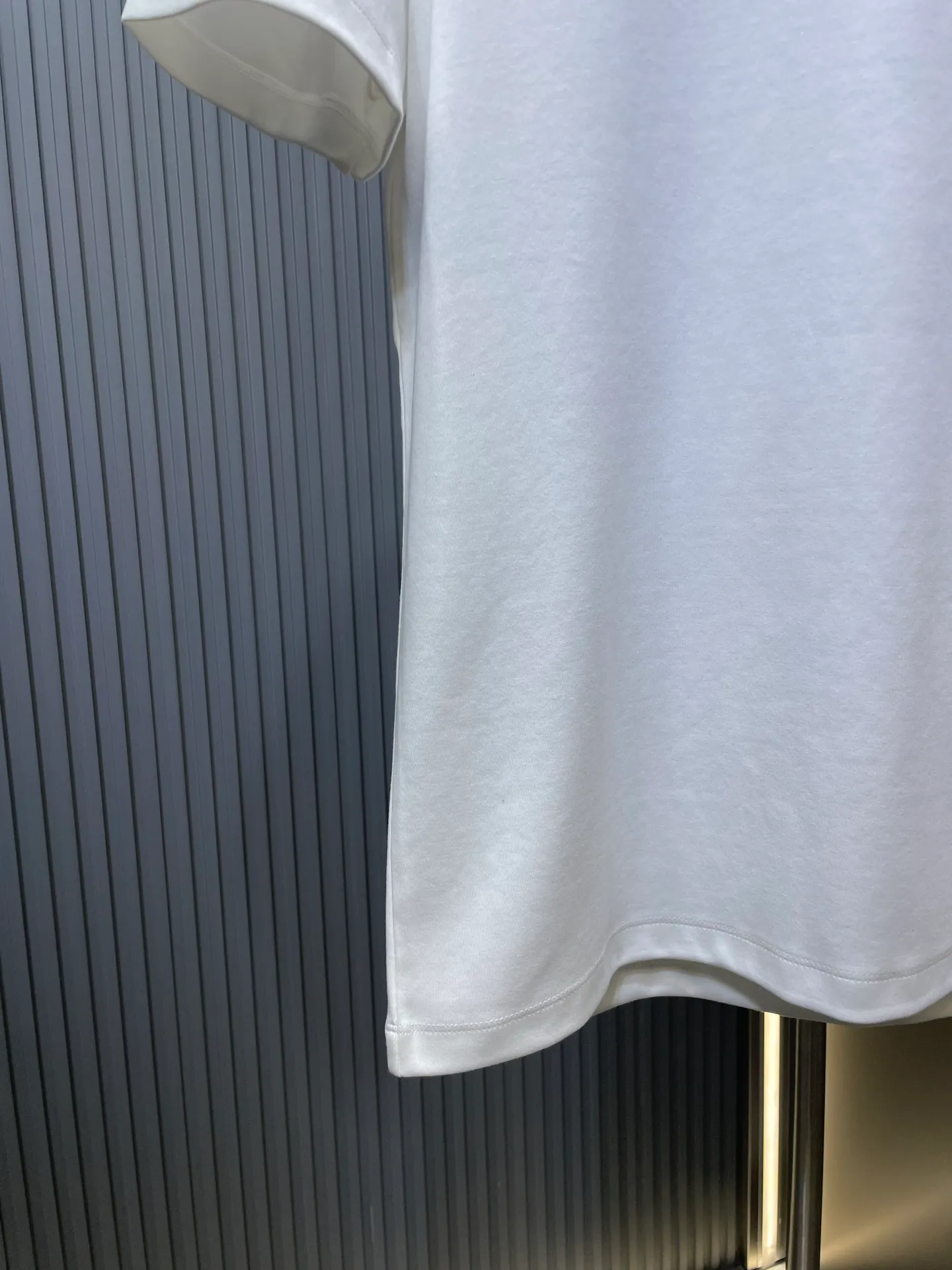 P300 Moncler🌟25 new fall and winter product with three-color embroidery logo. Thick fabric short sleeves, iconic three-color embroidery design on the chest, and classic wool embroidery logo on the left sleeve, interpreting the early autumn style brand logo. It is a basic classic style shirt that is suitable for wearing inside or outside. Made of 300 grams of heavy Lens modal cotton fabric: delicate and skin-friendly, soft and smooth, moisture-absorbent and breathable, often called "breathing fabric" Color: black, white size：s-xxxl